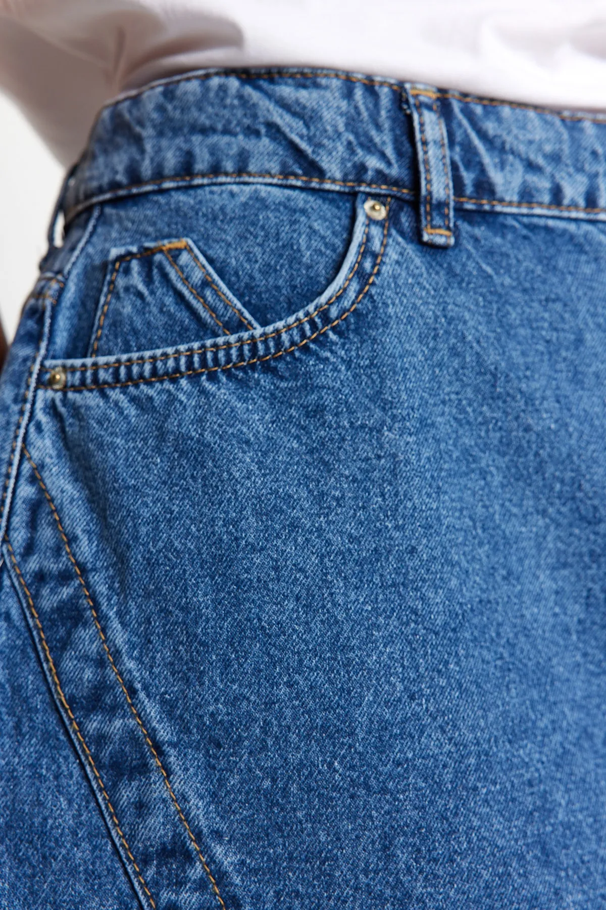 Trendyol Curve  Blauer Jeansrock mit Doppelschlitz TBBSS23AZ00056