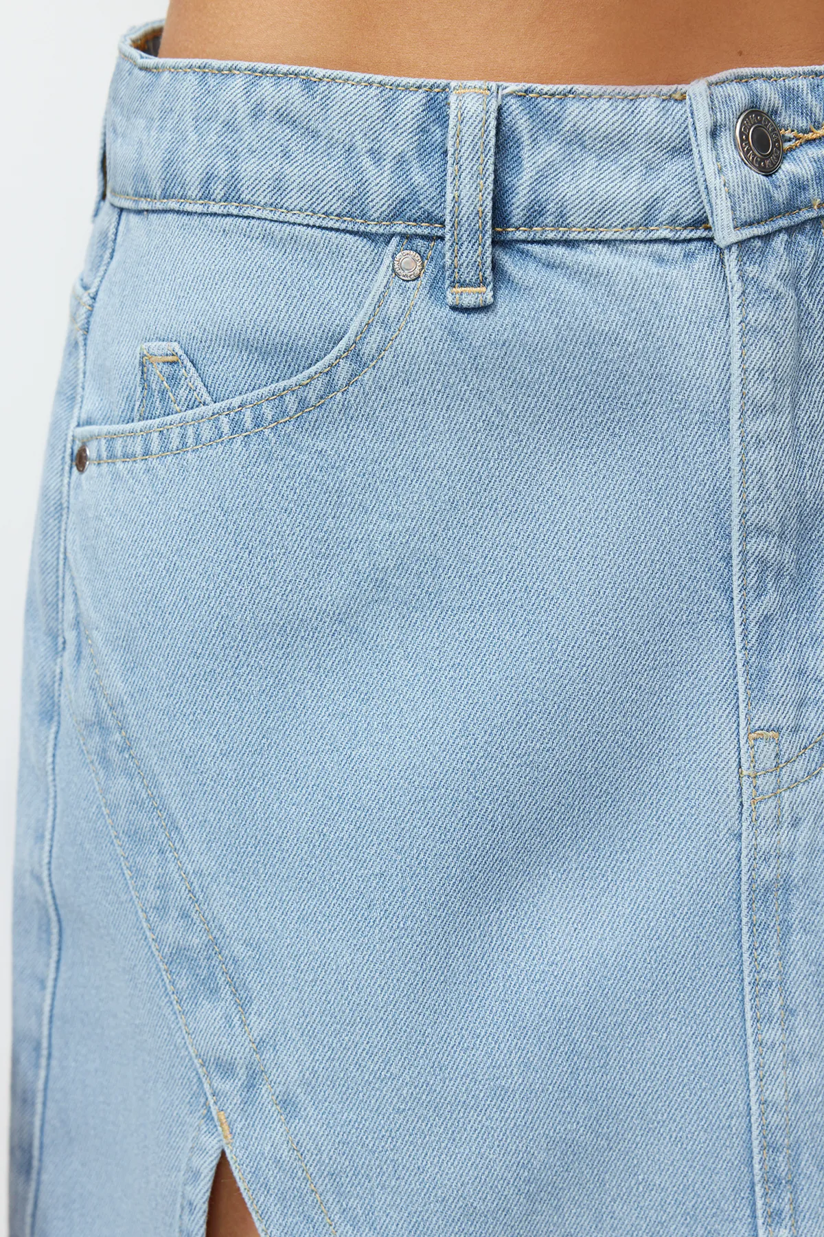 Trendyol Collection  Limited Edition Hellblauer Mini-Jeansrock mit Schlitz TWOSS23ET00347