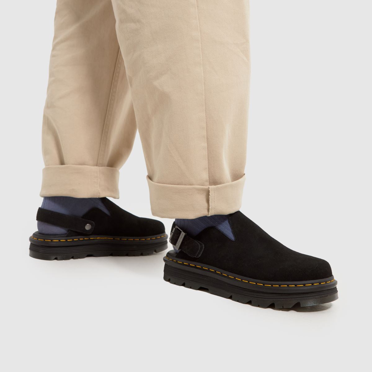 Dr Martens – Svarta sandaler med zebzag-motiv