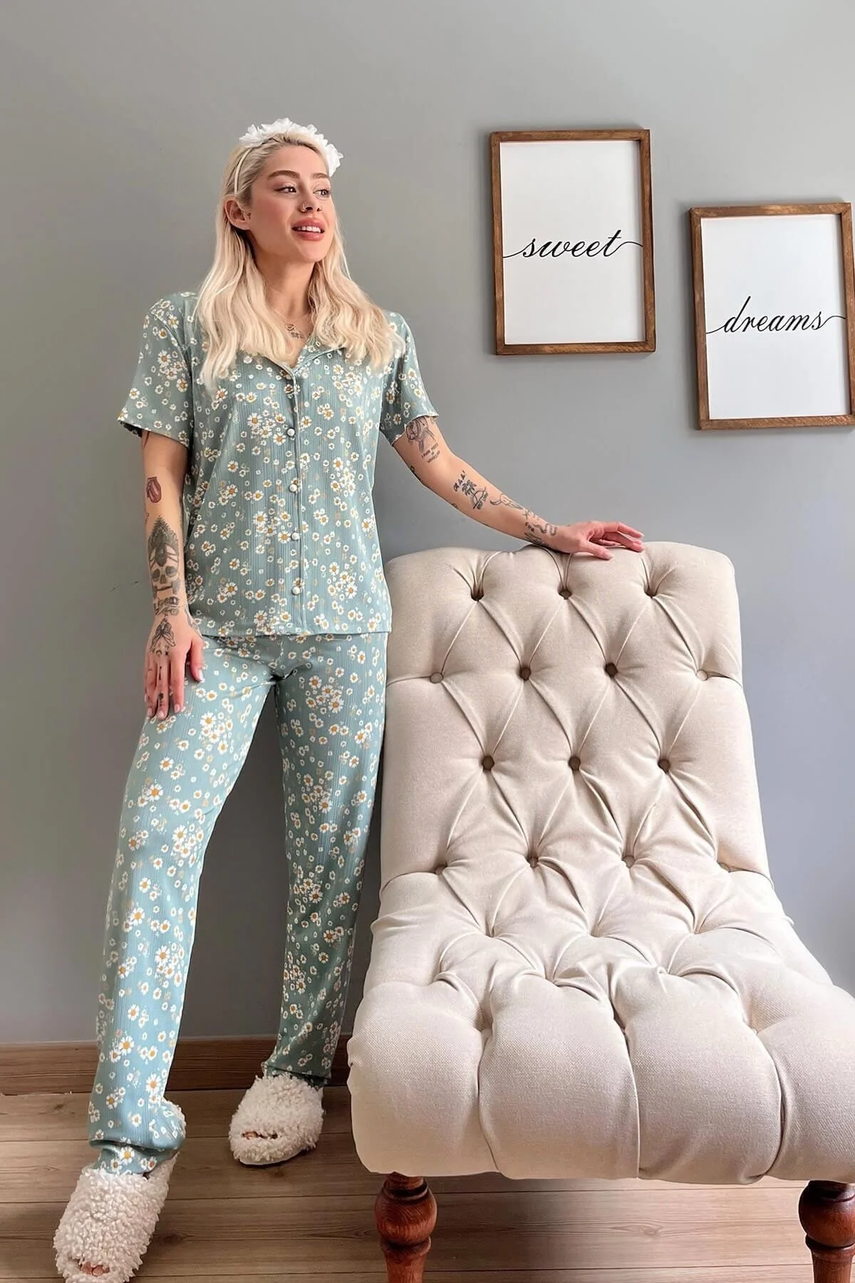 Pijamaevi  Kurzärmliger Damen-Pyjama mit Mini-Gänseblümchenmuster, gestrickt, vorne geknöpft