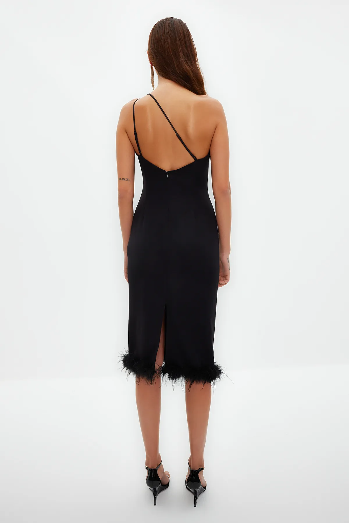 Trendyol Collection  Schwarzes, figurbetontes, elegantes Abendkleid mit gewebten Otriches TPRSS23EL00254
