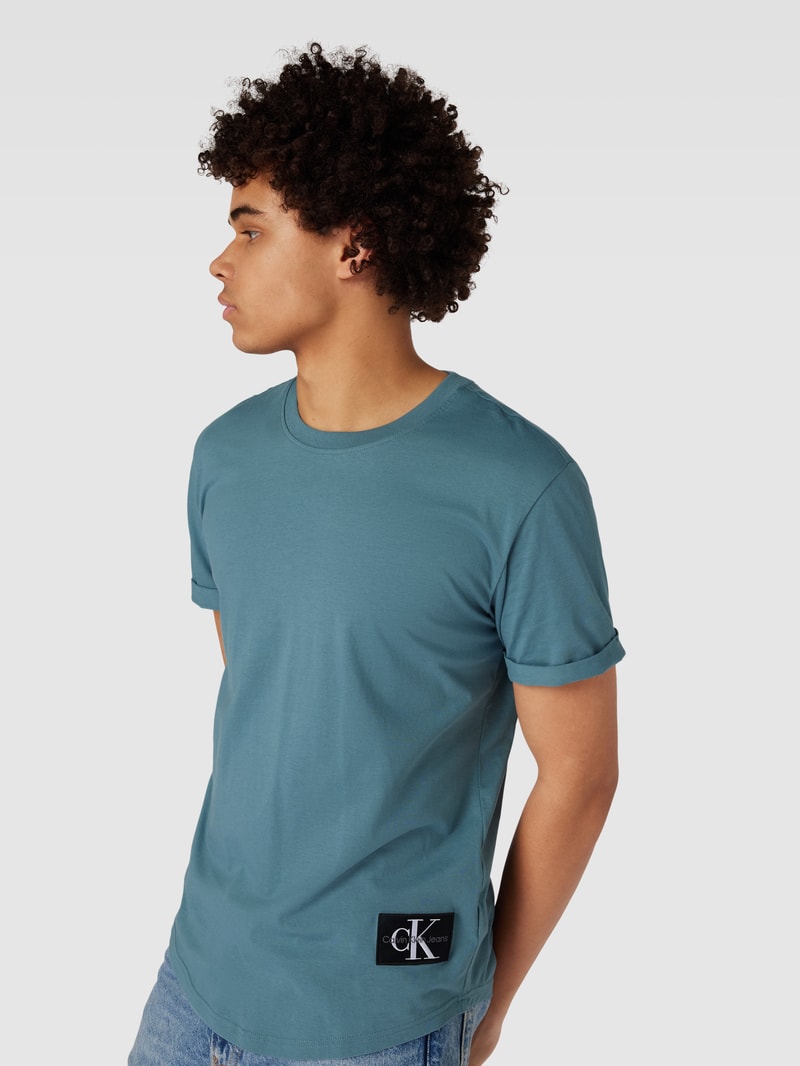 T-Shirt mit Label-Patch in rauchblau