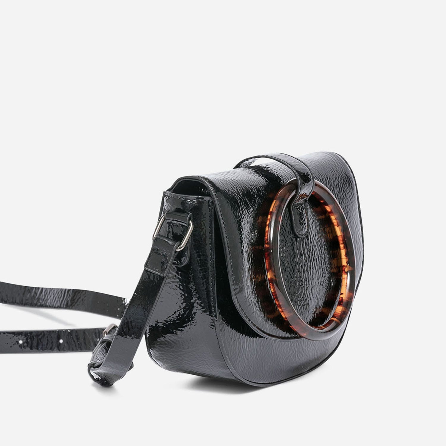 Sac à main noir verni avec maxi anneau écaille