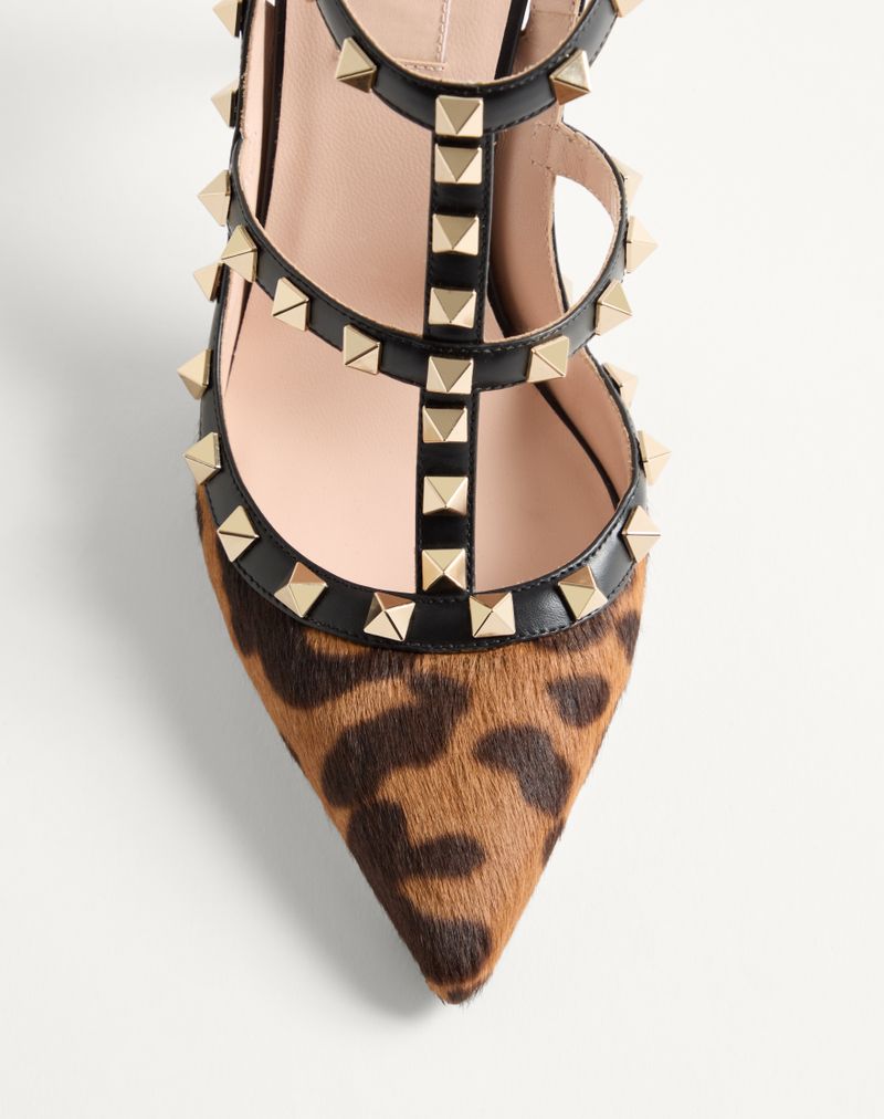 Sapatos de salto alto com tiras em couro de bezerro com efeito de pele de pônei e tachas Rockstud de 100 mm