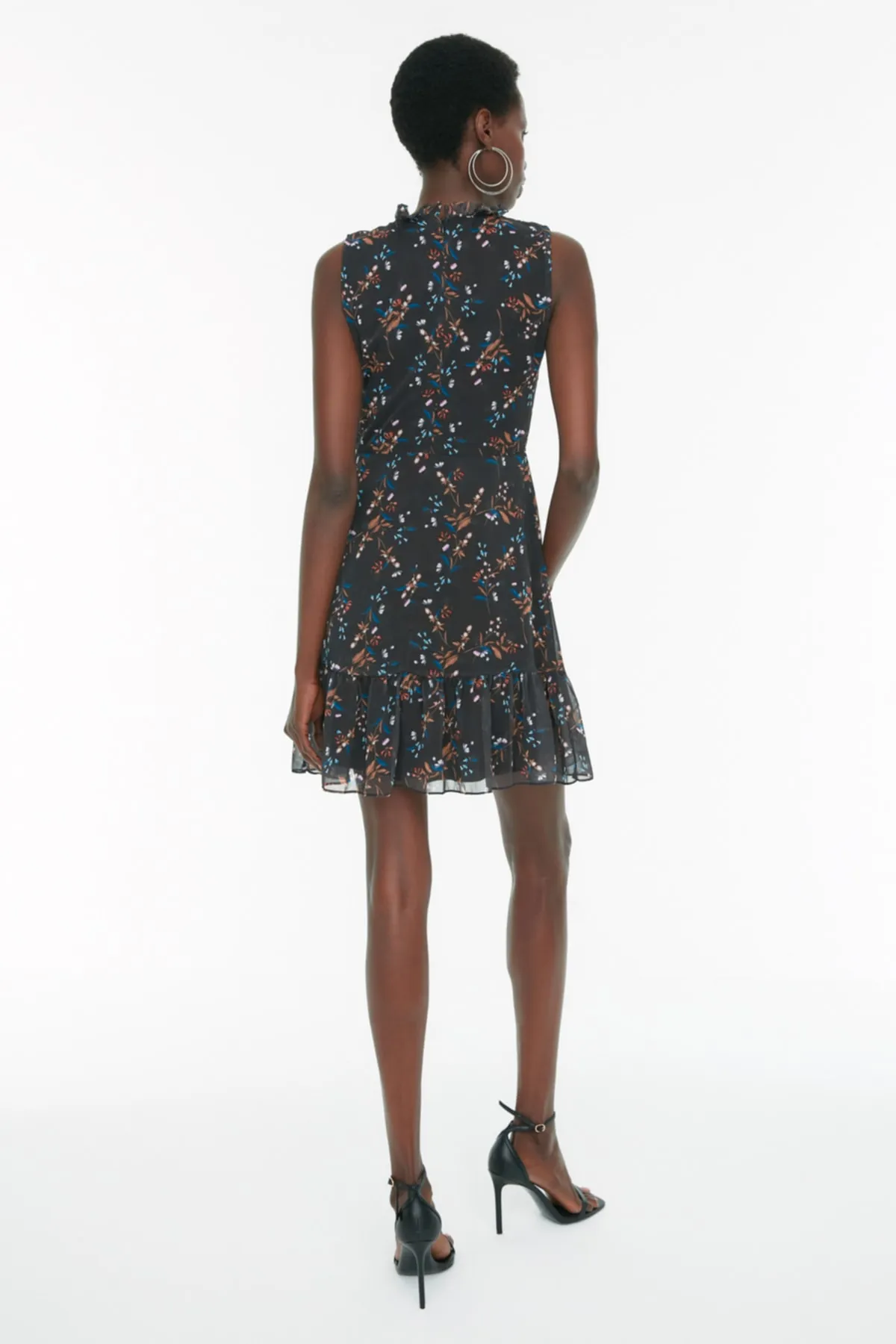 Trendyol Collection  Schwarz gemustertes, gewebtes Kleid mit Rüschen TWOSS20EL0681