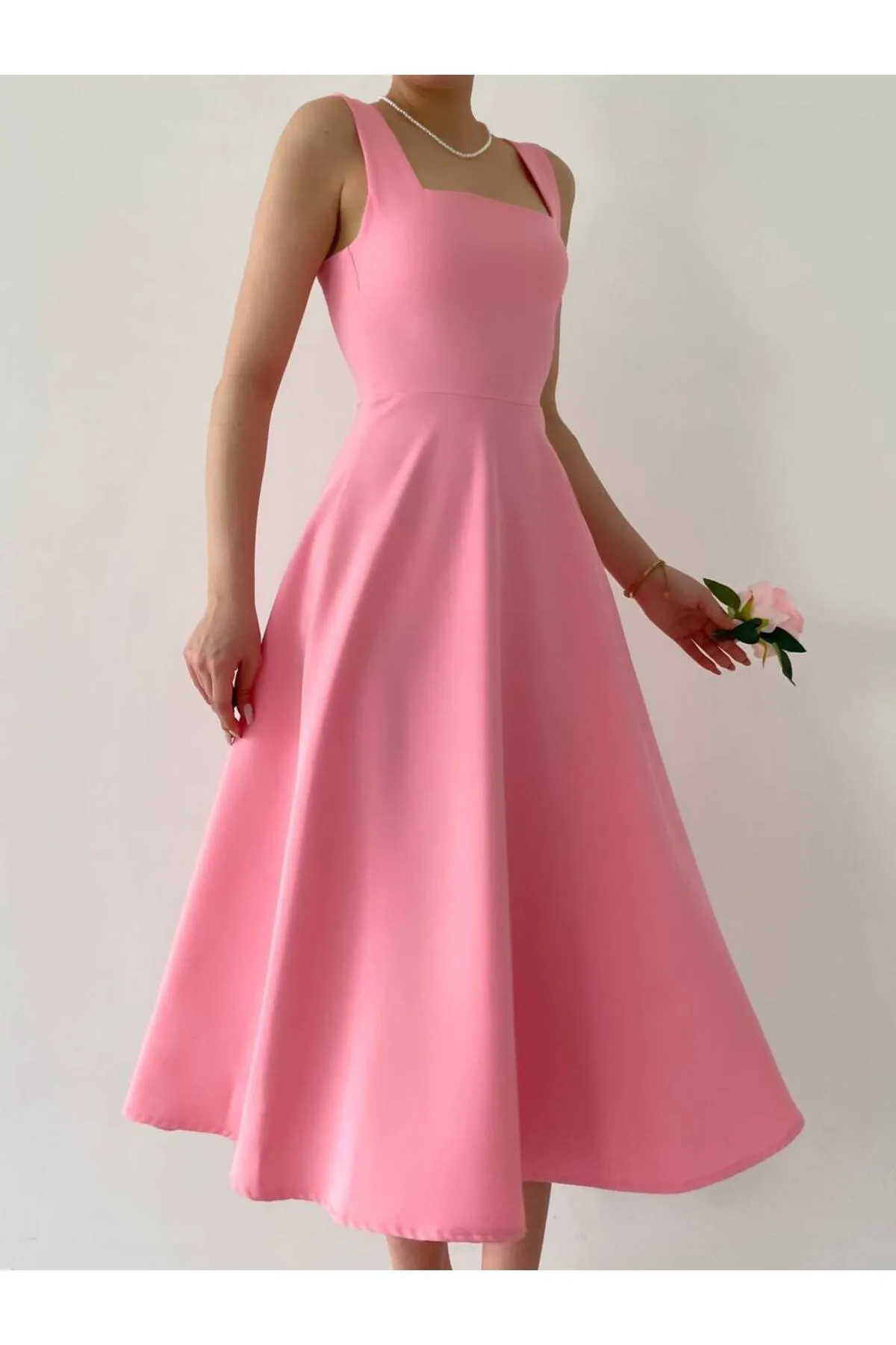 SONREİR  JESICA-KLEID MIT DICKEN TRÄGERN UND QUADRATISCHEM YEKA-DETAIL