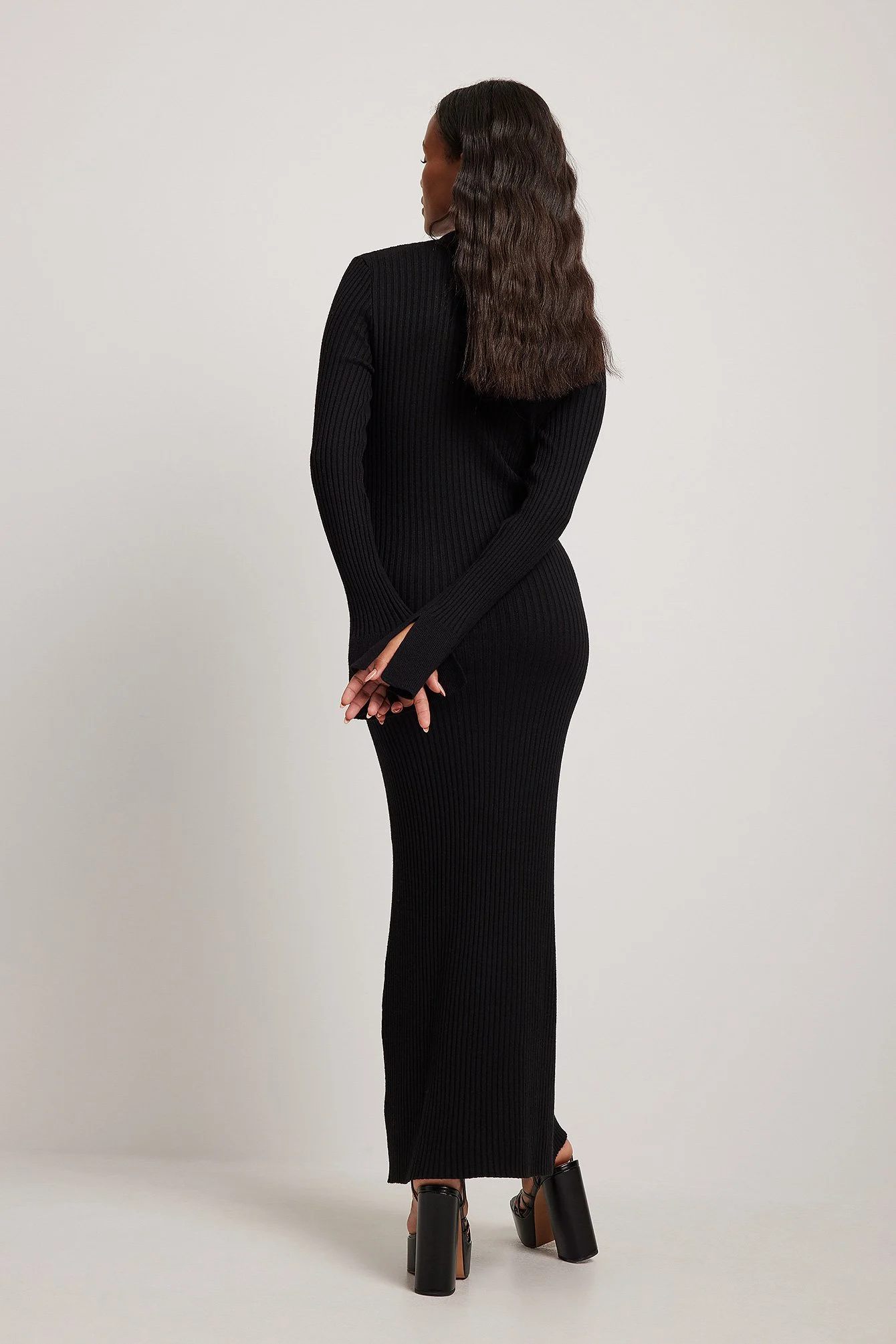 Rippenstrick-Kleid mit Trompetenärmeln