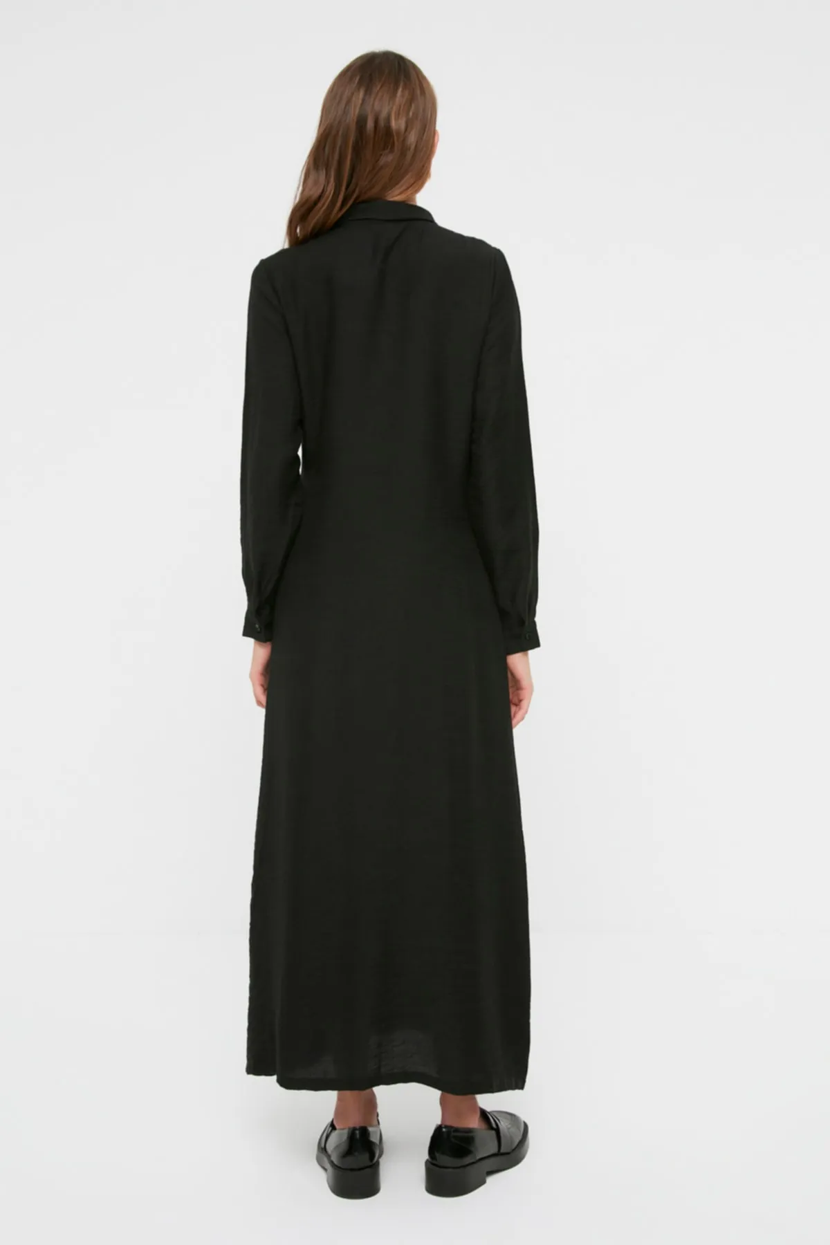 Trendyol Modest  Schwarzes, seitlich gebundenes, gewebtes Hemdkleid in Leinenoptik TCTSS22EB0025