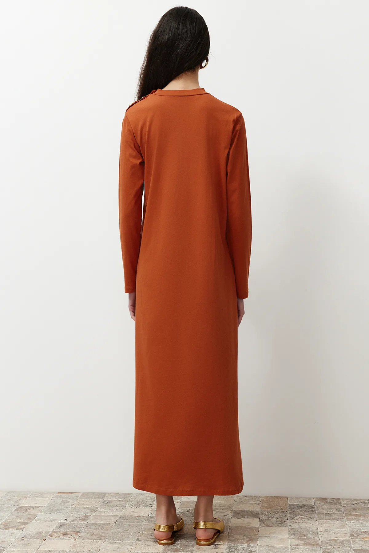 Trendyol Modest  Detailliertes Strickkleid mit Zimt-Schulterknopf TCTSS23EB00291