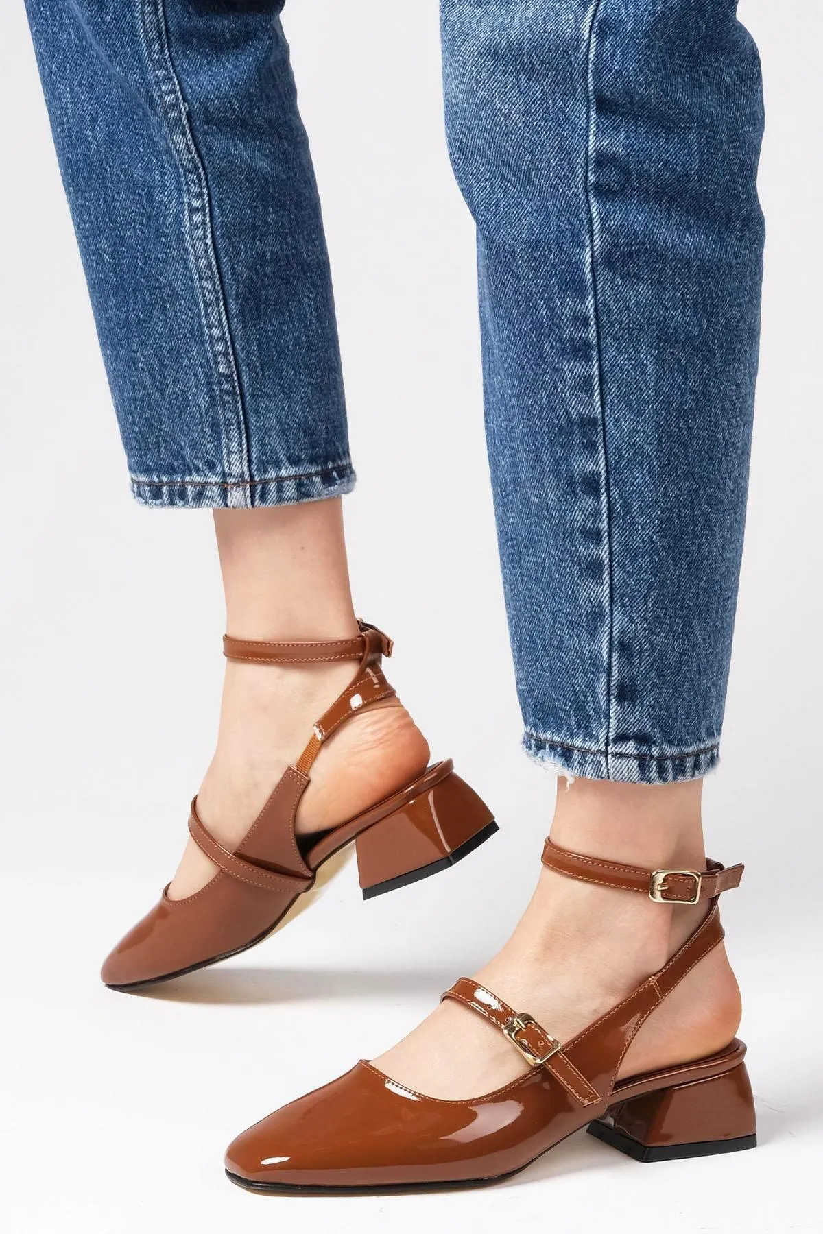Mio Gusto  Audrey Hellbraune Lackleder-Damenschuhe mit offenem Rücken und niedrigem Absatz