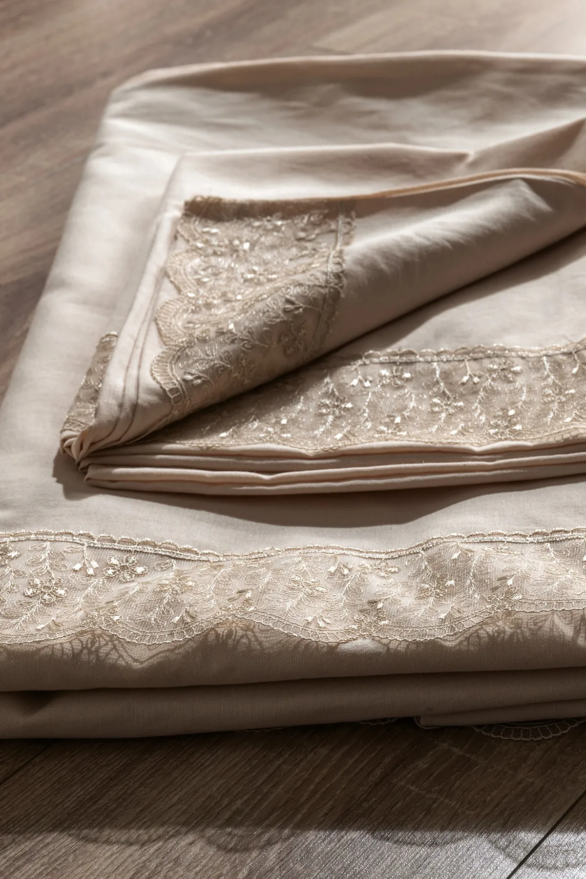 Çeyiz Diyarı  Französisches Spitzen-Kleeblatt-Mitgift-Bettbezug-Set, Cappucino