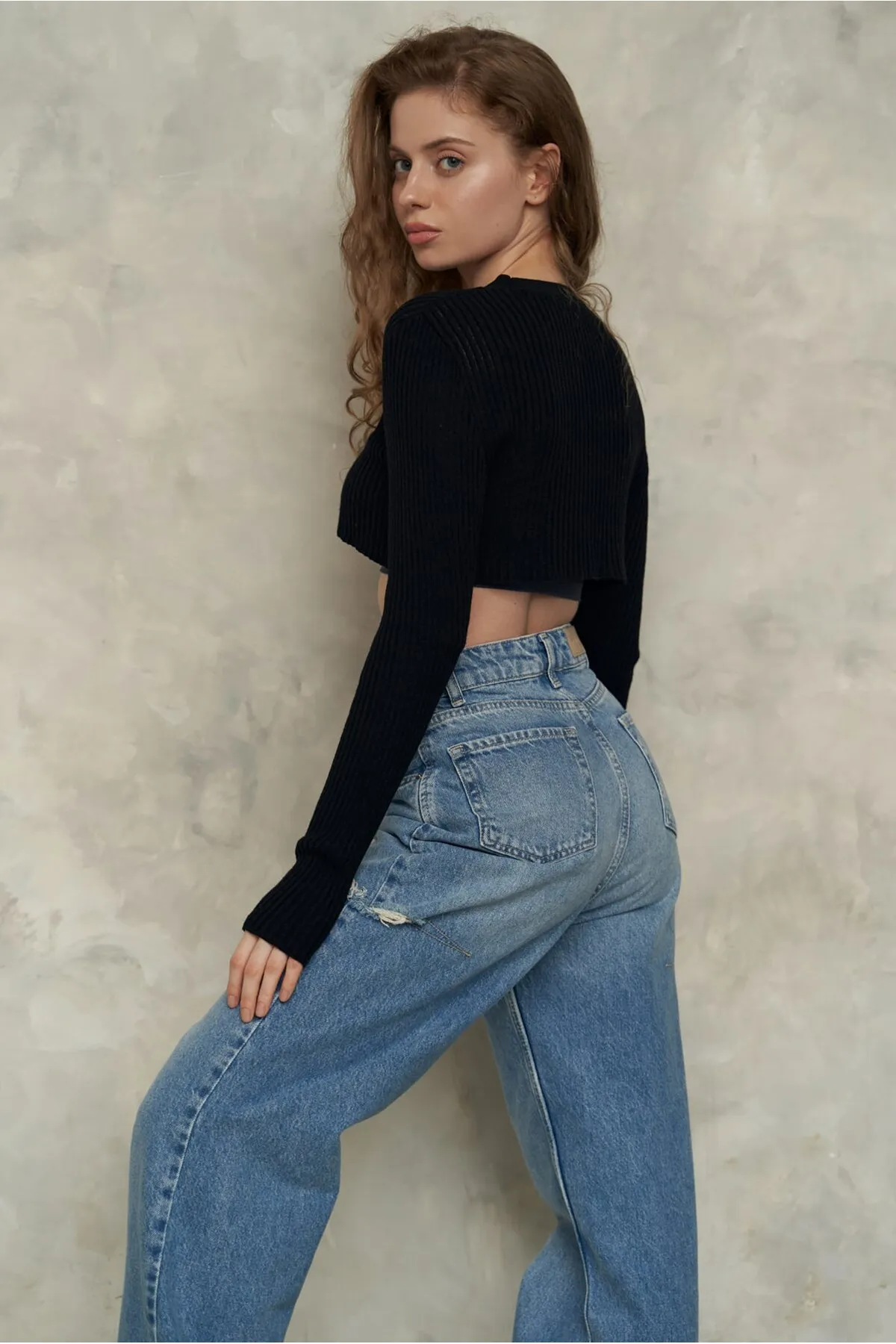 MAİ COLLECTİON  Schwarzes Strick-Crop mit weicher Textur von Liana