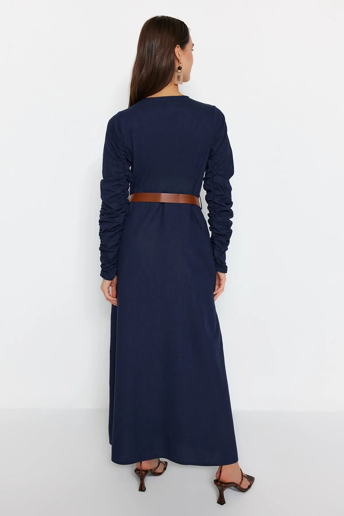 Trendyol Modest  Marineblaues Hemdblusenkleid aus gewebtem Leinengemisch mit Gürtelärmeln, gerafften Taschen und Details TCTSS23EB00152