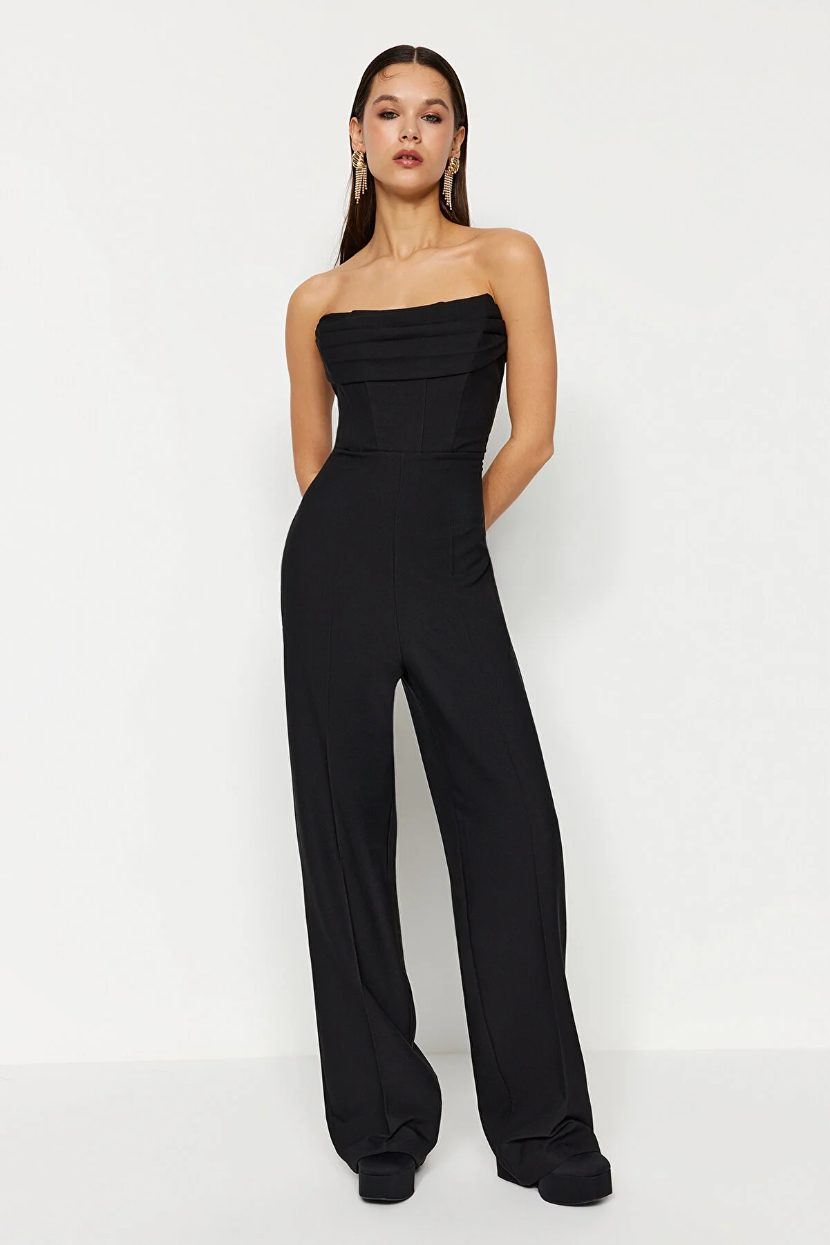 Trendyol Collection  Schwarzer Jumpsuit mit gewebtem Korsettdetail