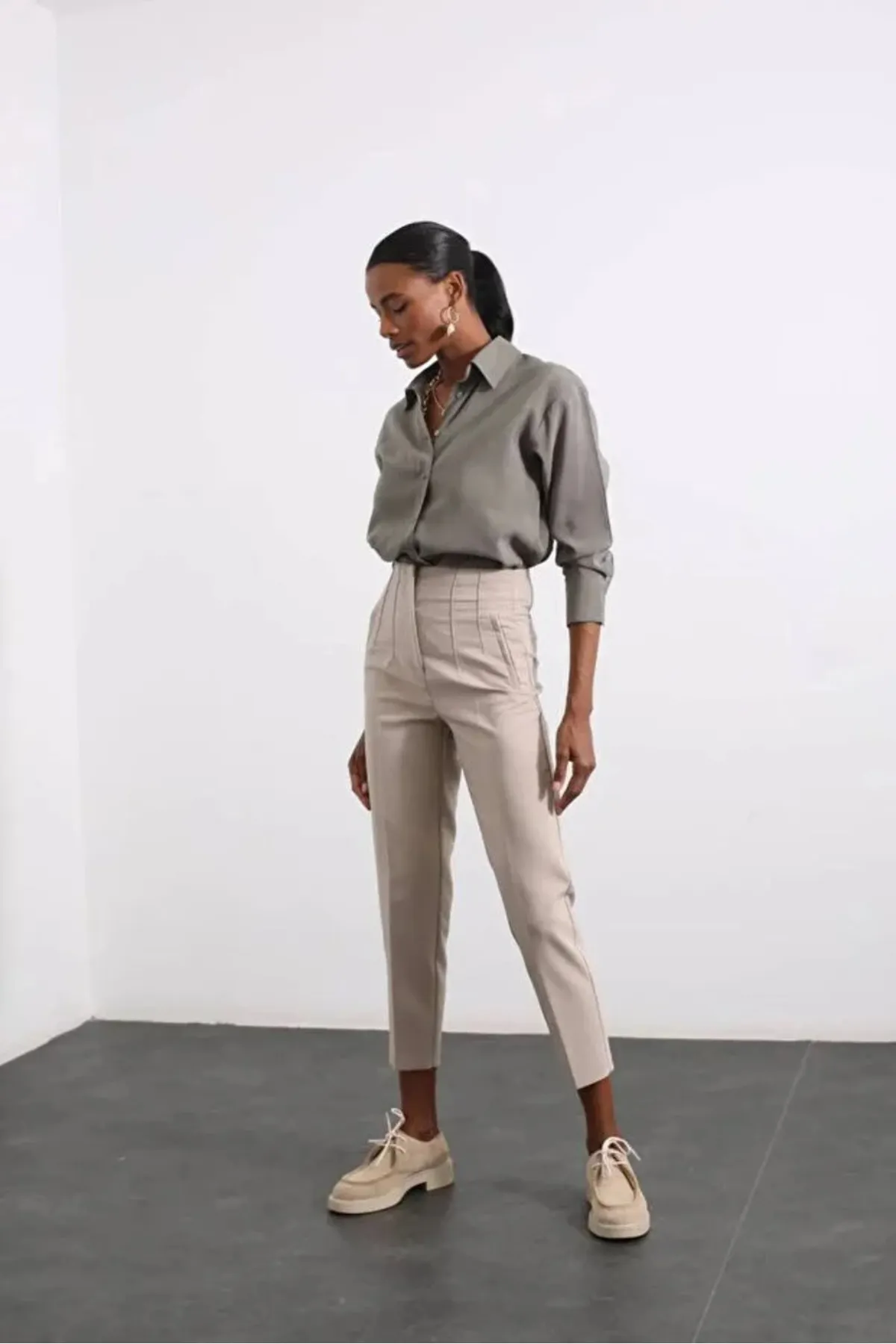 Laluvia  Steinfarbene Stoffhose mit hoher Taille und flacher Vorderseite