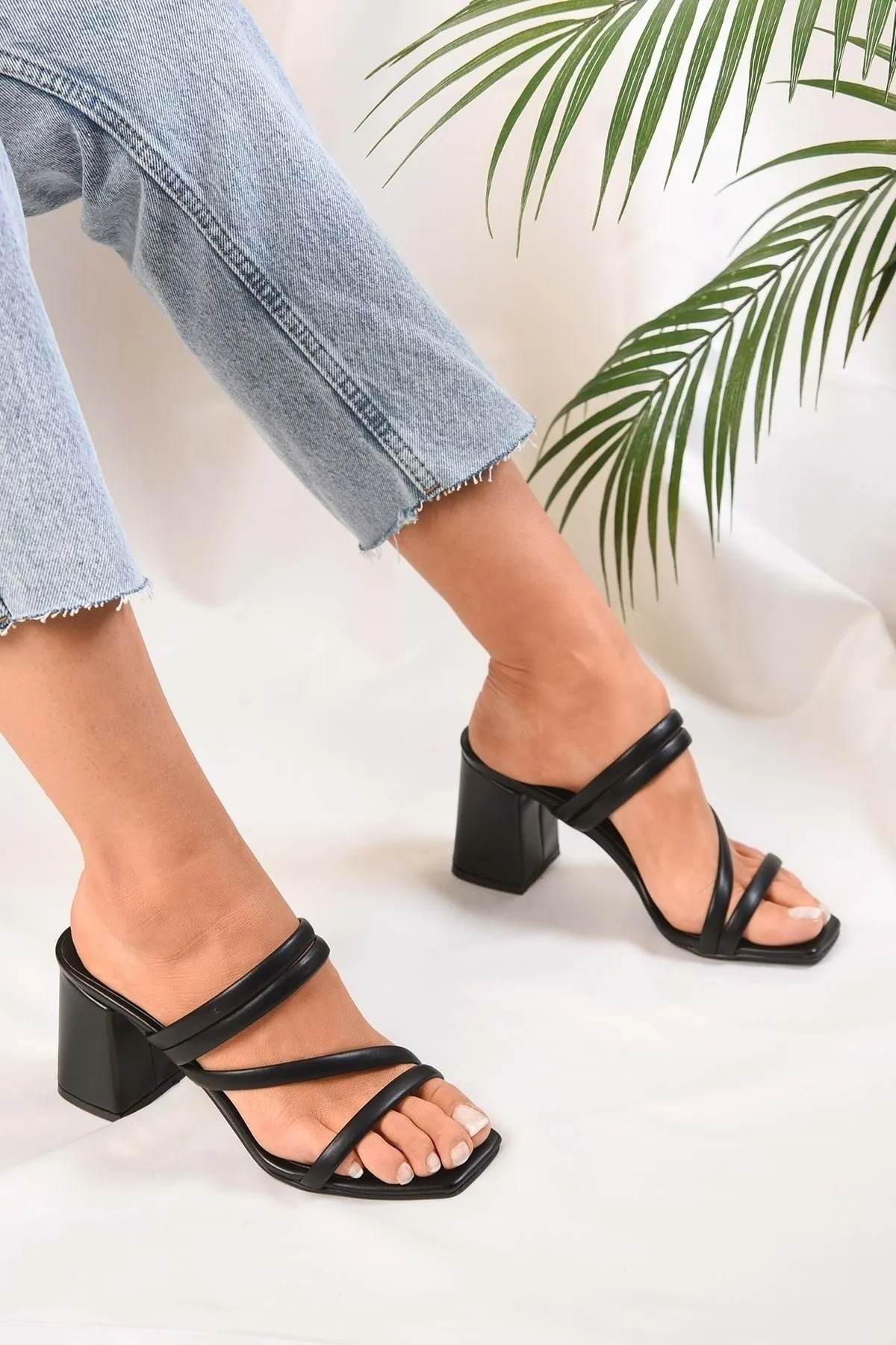 Shoeberry  Damen-Hausschuhe „Caramela Black Skin“ mit geripptem Band und Absatz
