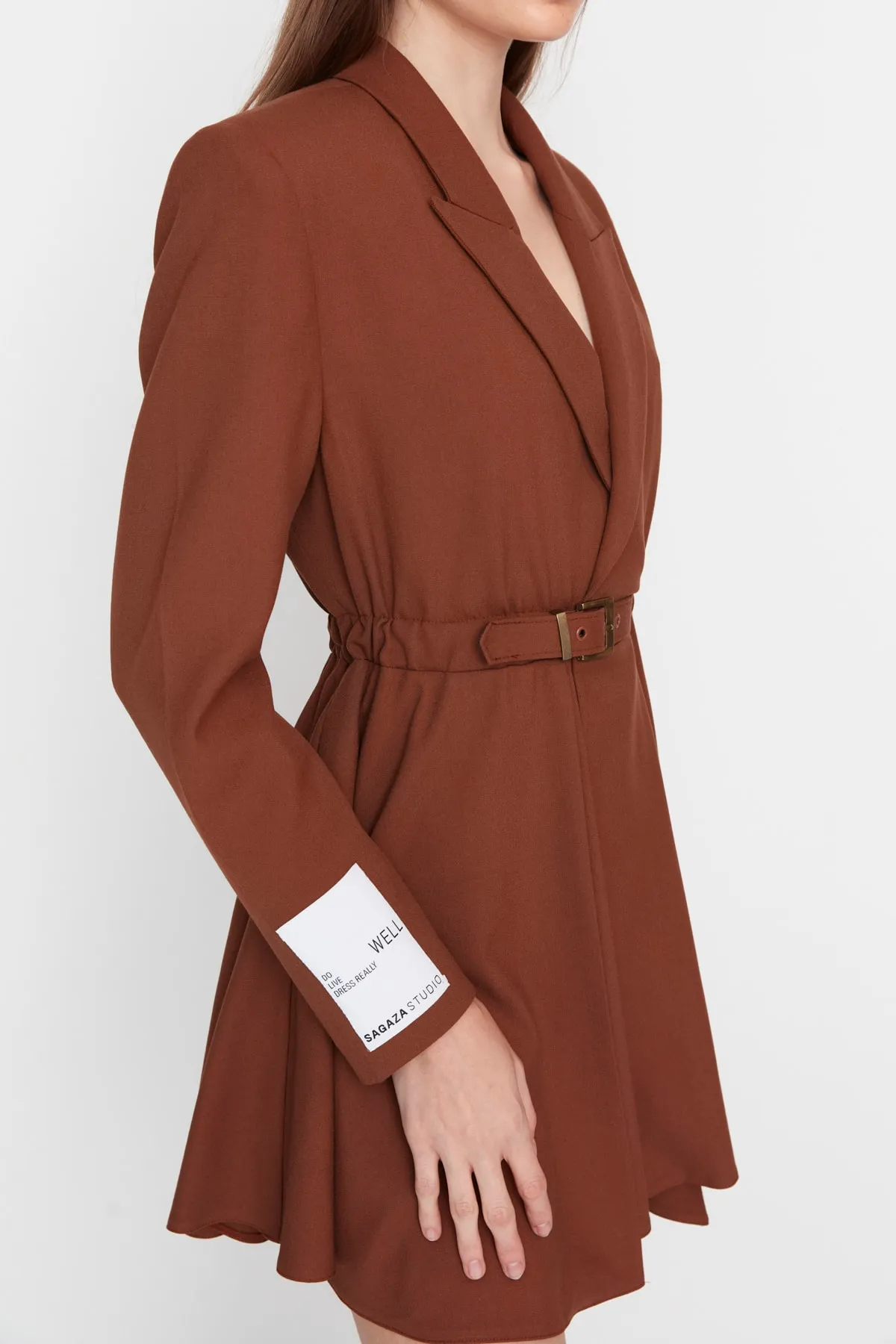 Trendyol Collection  X Sagaza Studio Kleid mit braunem Gürtel und detailliertem Gürtel TPRAW23EL00414