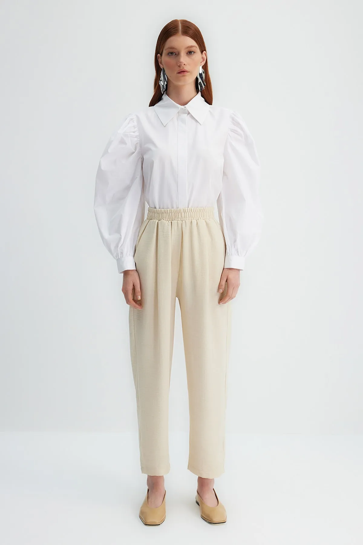Trendyol Modest  X Kevser Sarıoğlu Beige gewebte Hose mit elastischem Bund TCLSS23TP00007