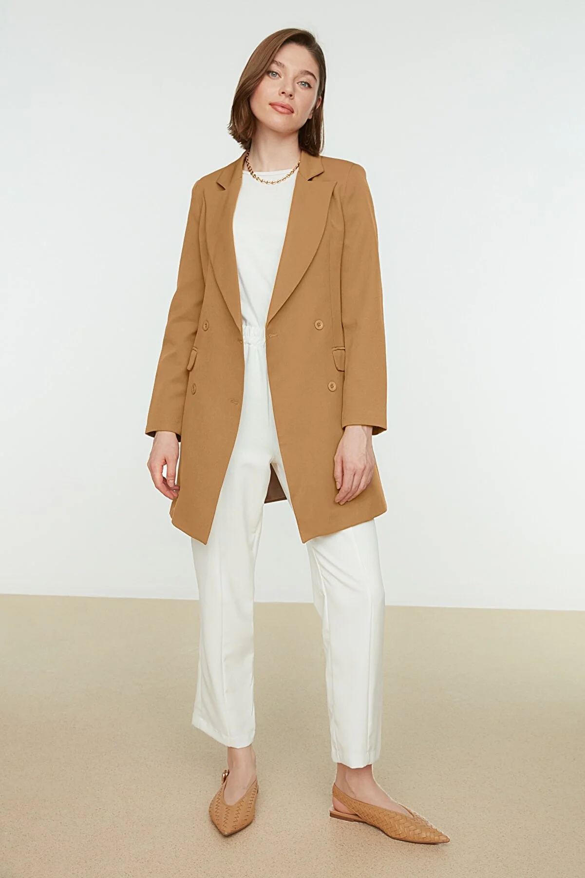 Trendyol Modest  Kamelfarbener Blazer aus Webstoff mit doppelter Knopftasche und detailliertem Futter TCTAW22CK0007