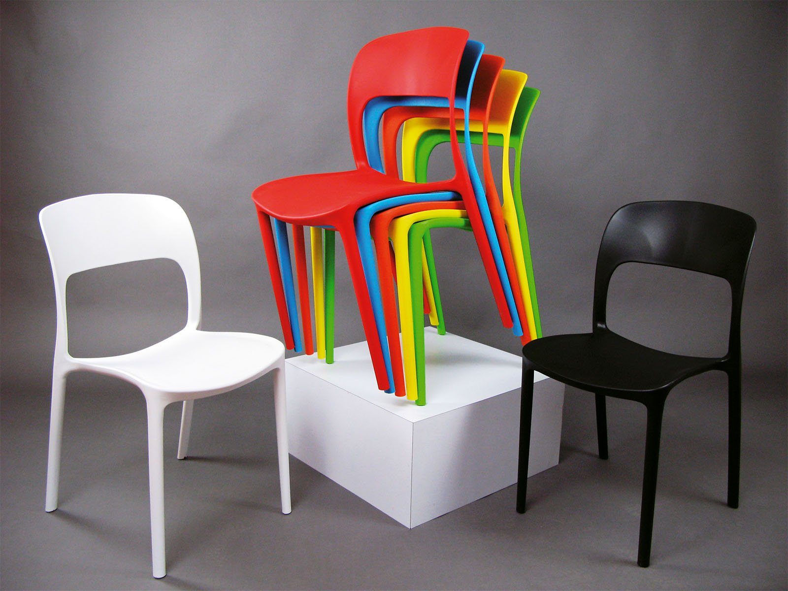 möbelando Stapelstuhl Hillary, Praktischer Stapelstuhl aus Kunststoff (Polypropylen) in Blau, Sitzhöhe: 46 cm. Breite 41 cm, Höhe 83 cm, Tiefe 57 cm - Sitzhöhe 46 cm.
