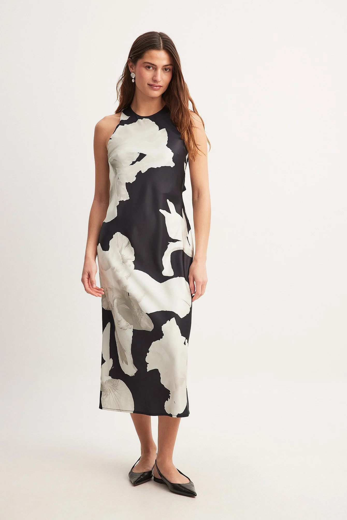 Midikleid aus Satin mit offenem Rücken