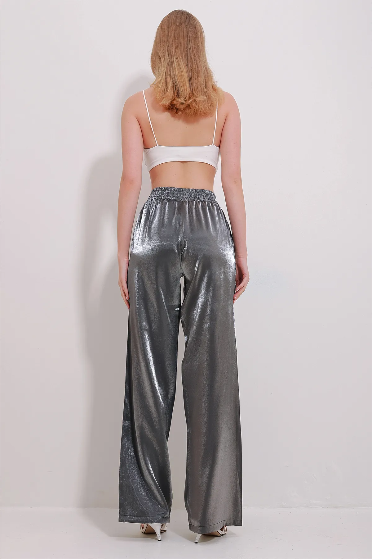 Trend Alaçatı Stili  Anthrazitfarbene, glänzend gewebte Oversize-Hose für Damen ALC-X11493