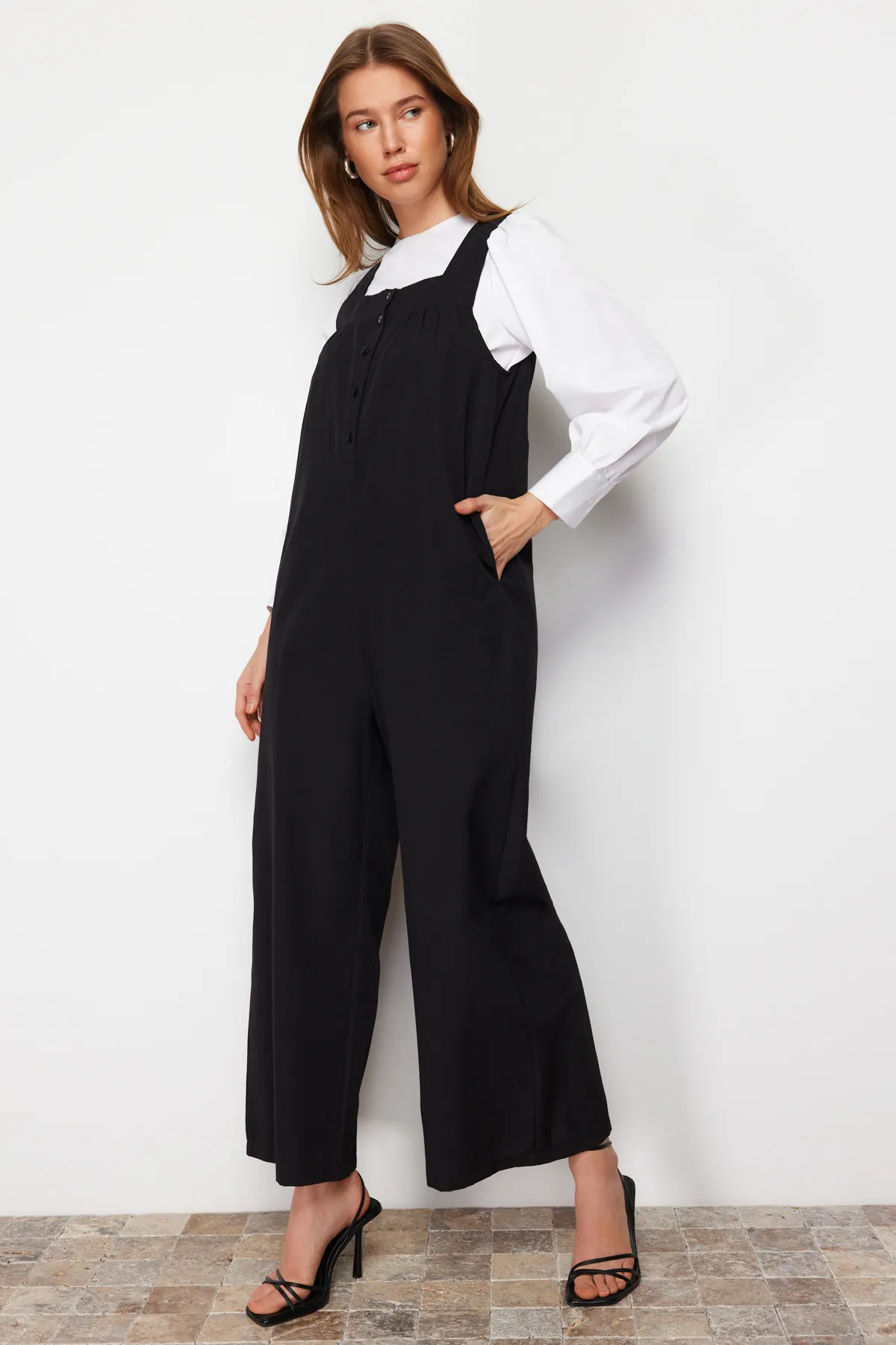 Trendyol Modest  Schwarzer, gewebter Overall mit breiten Trägern und Knöpfen und weitem Bein TCTSS22TL0008