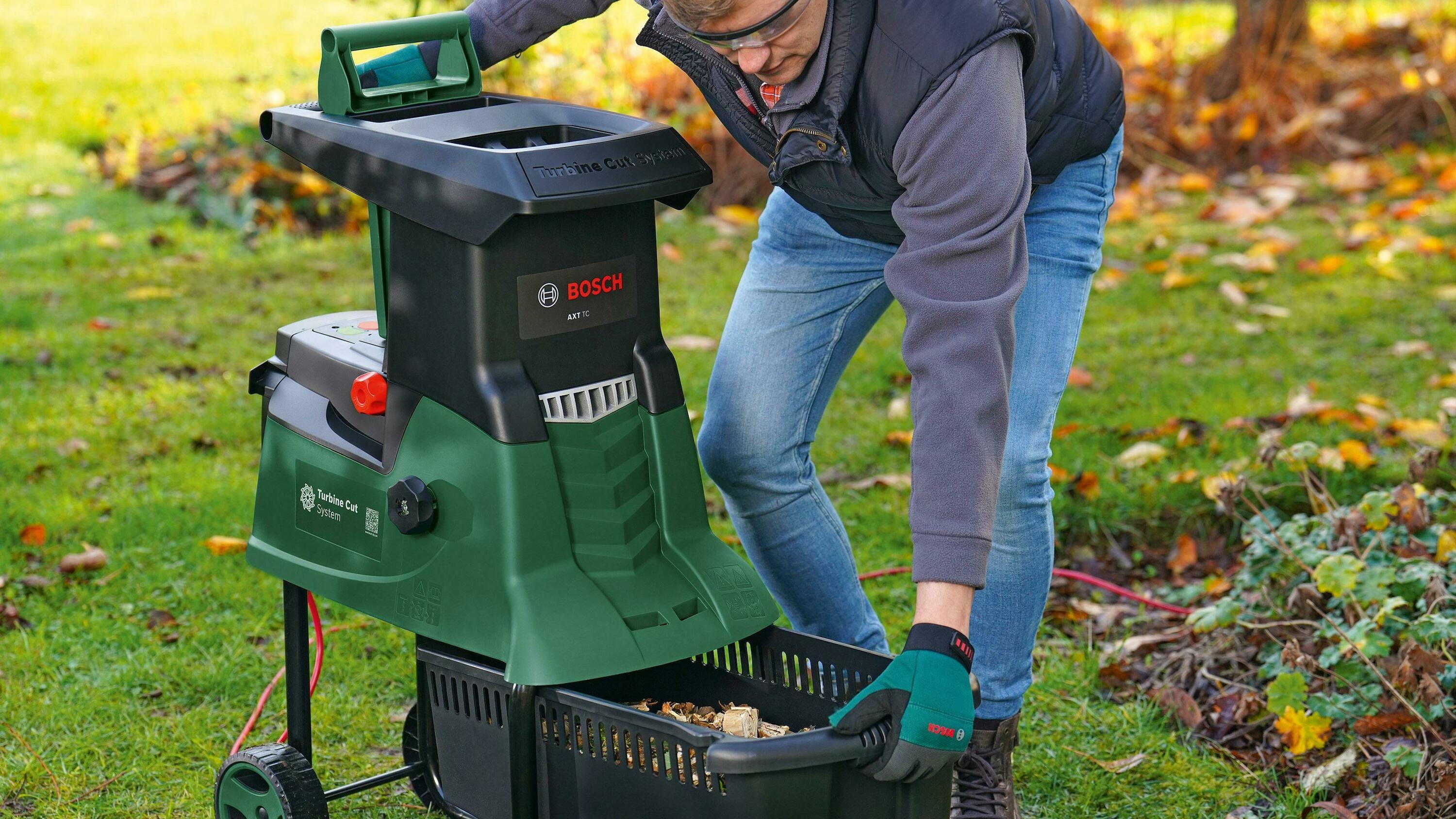 Bosch Green 0600803103 Whisper Shredder AXT 25 D (pojemnik na trawę (53 l), praktyczny popychacz)