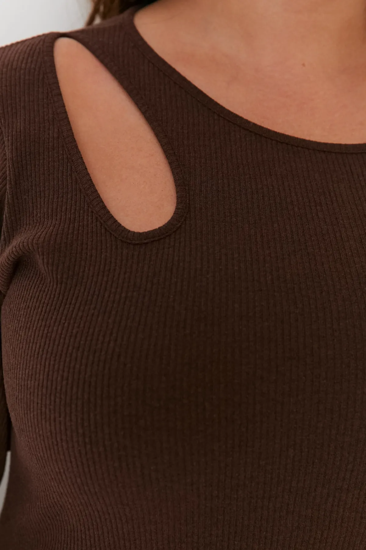 Trendyol Curve  Braunes Midi-Strickkleid mit Fenster-/Ausschnitt-Details TBBAW23AH00064