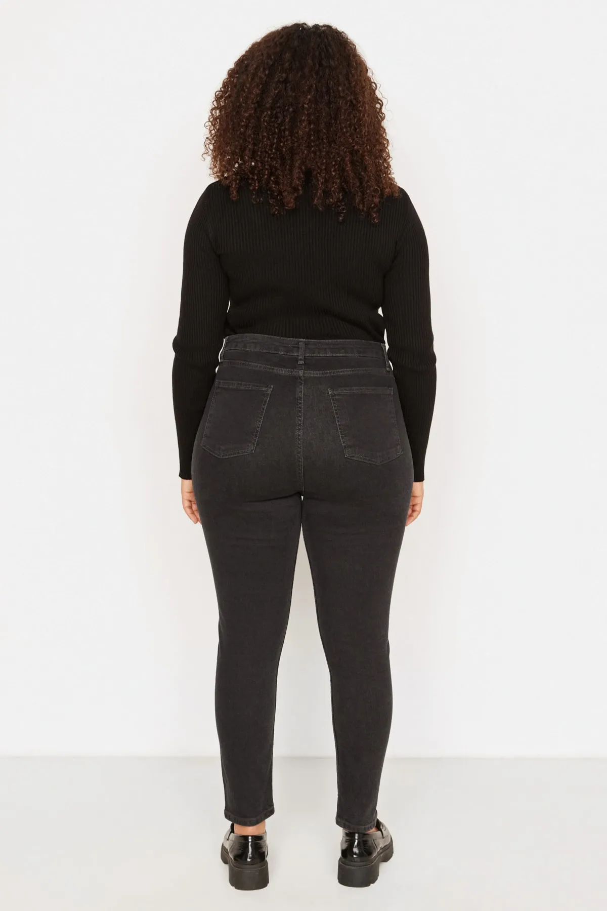 Trendyol Curve  Anthrazitfarbene Röhrenjeans mit hoher Taille TBBAW23JE00003