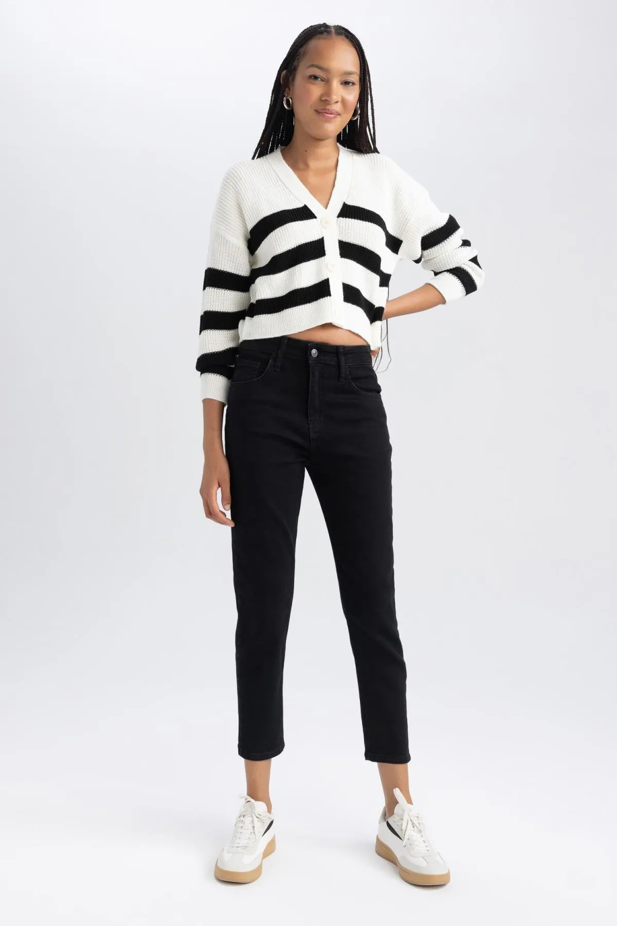 DeFacto  Bequeme Mom-Passform, hohe, bequeme Passform, leicht, schmale Beintaille, knöchellange Jeanshose A6985ax23au