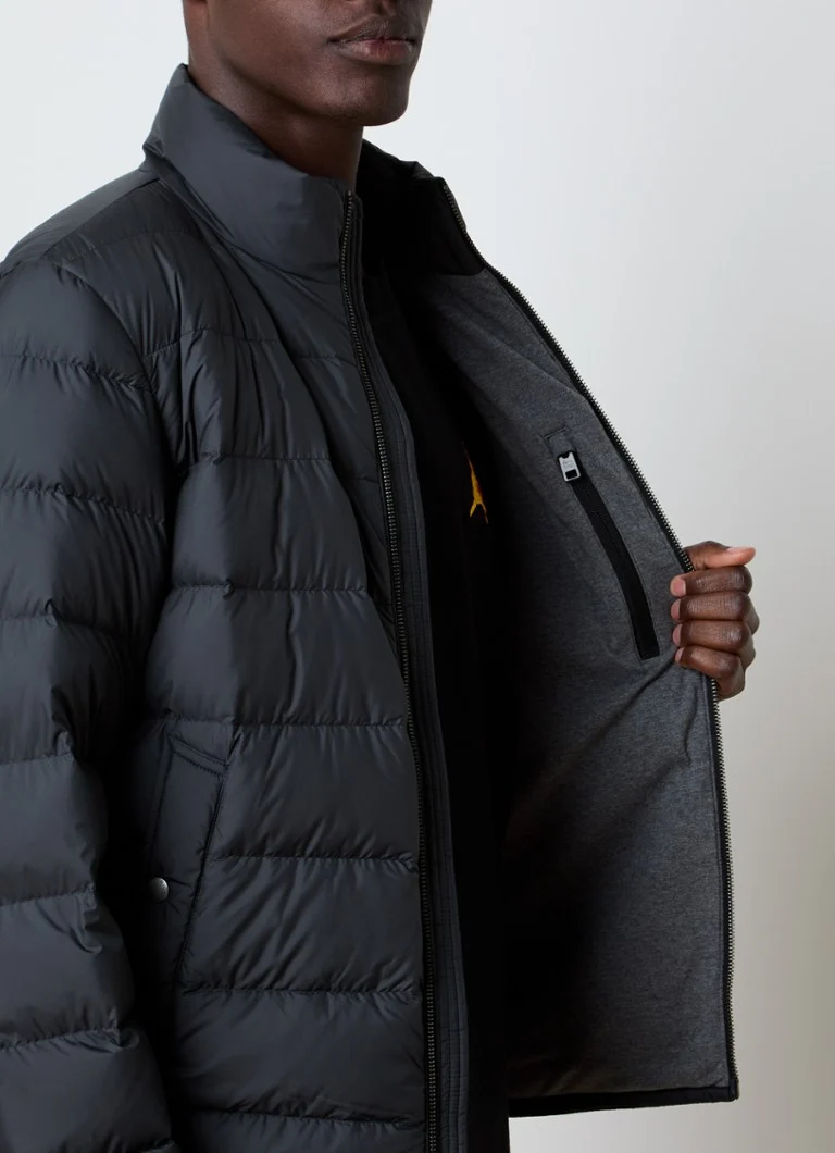 Jachetă matlasată din microfibră Woolrich, umplută cu puf și prevăzută cu buzunare laterale.