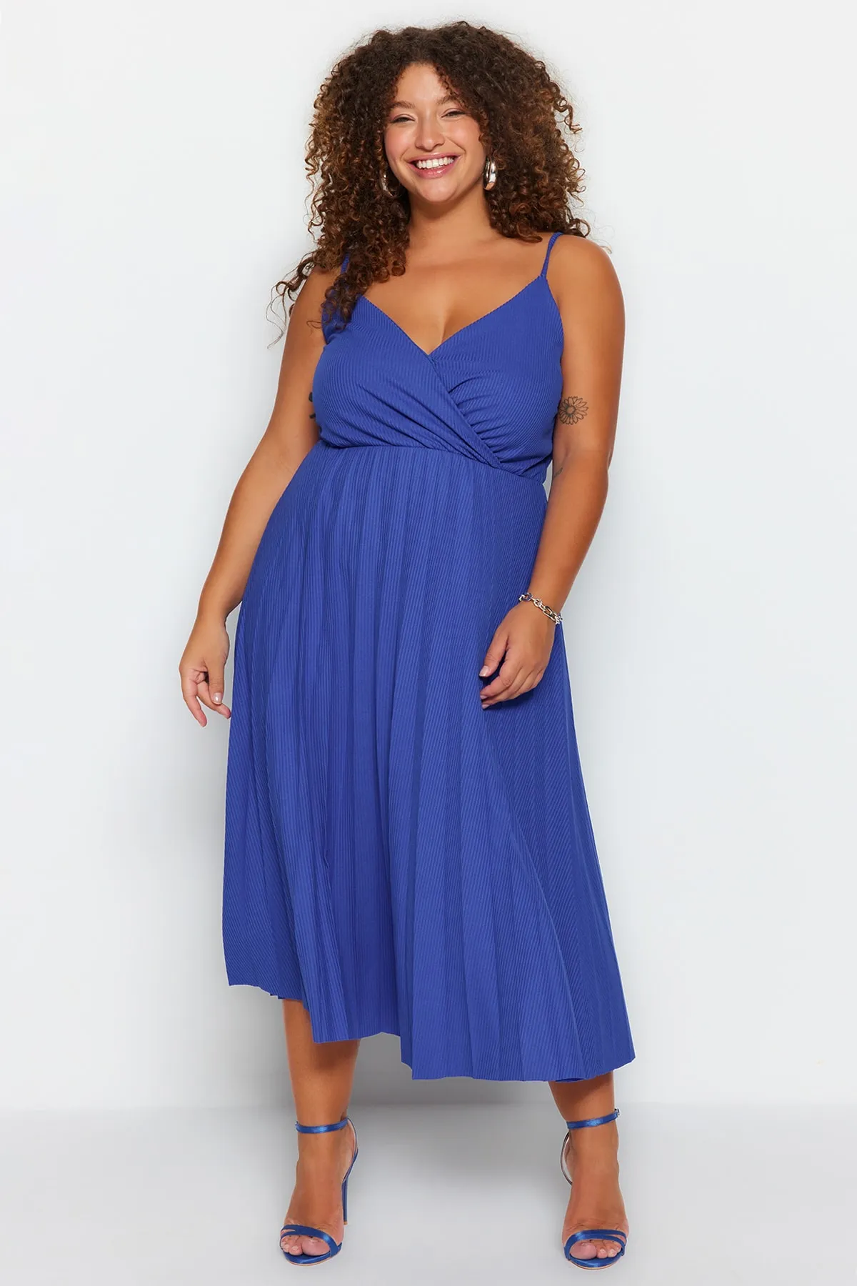 Trendyol Curve  Saks Zweireihiges Strickkleid mit Kragen und Riemen TBBSS22EL1565