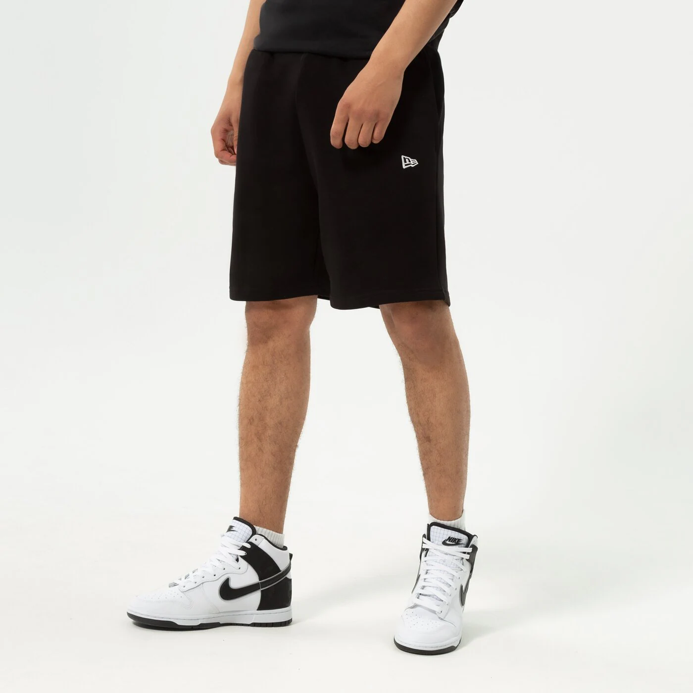 NEW ERA SHORTS ESSENTIAL SHORT Schwarz