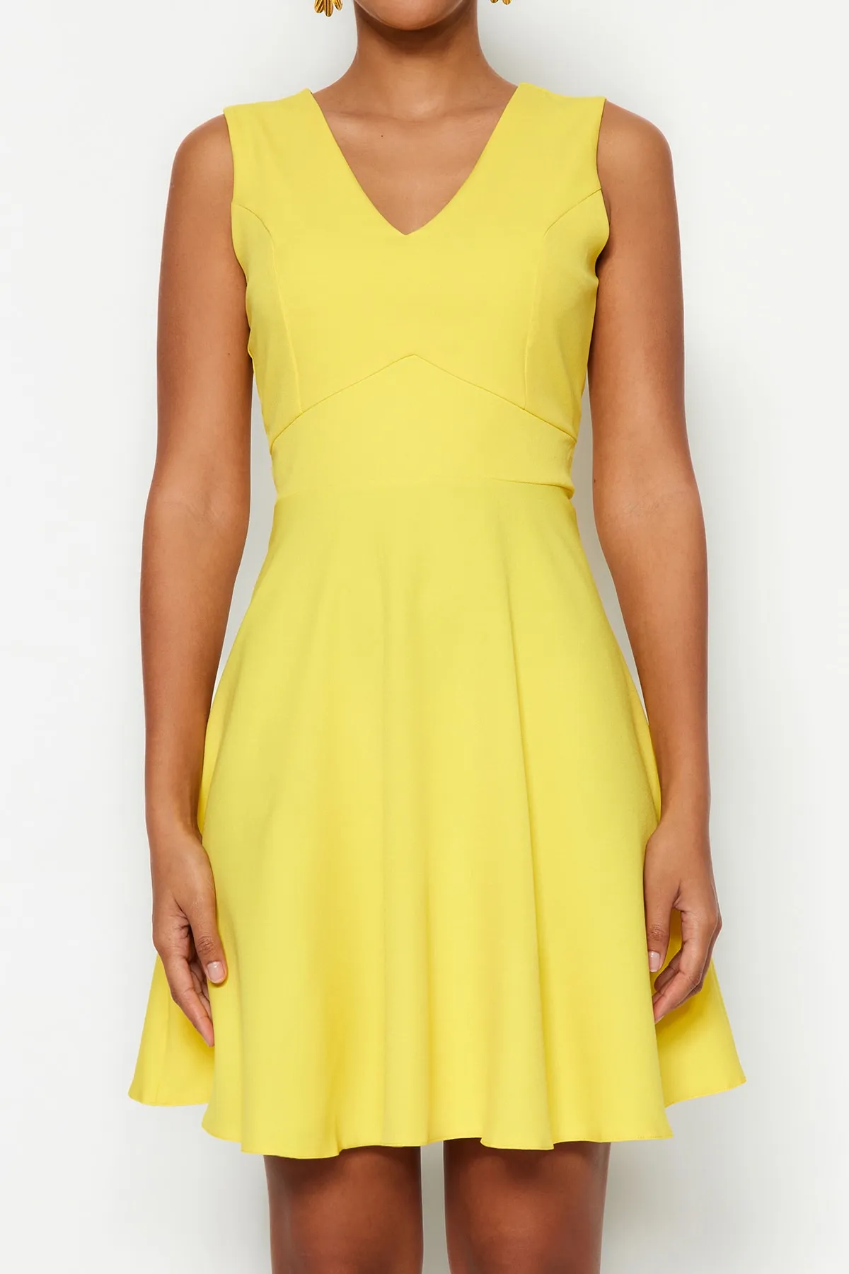 Trendyol Collection  Gelbes Mini-Webkleid mit V-Ausschnitt und Taillenöffnung TWOSS19BB0210