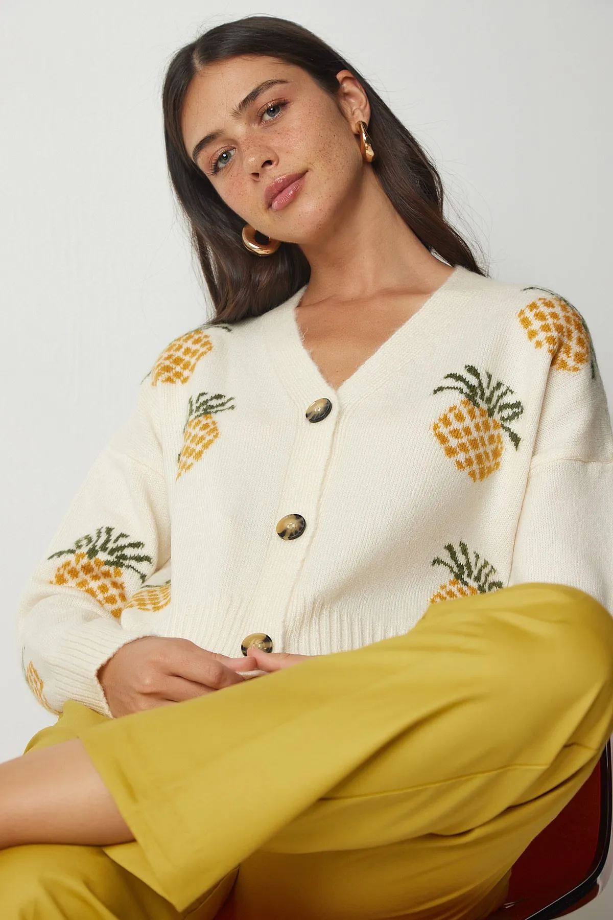 Happiness İstanbul  Cremefarbene, senffarbene Strickjacke mit Muster für Damen BV00101
