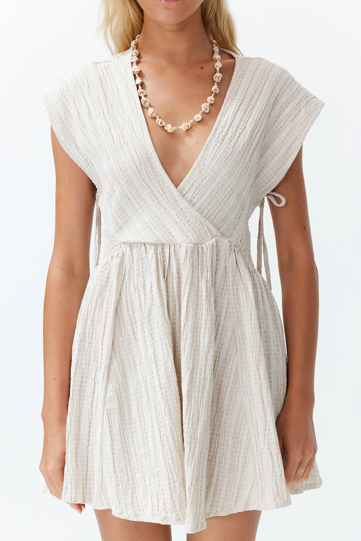 Trendyol Collection  Ecrufarbenes, gewebtes Mini-Strandkleid aus Leinenmischung mit Cut-out/Fensterausschnitt TBESS24EL00075