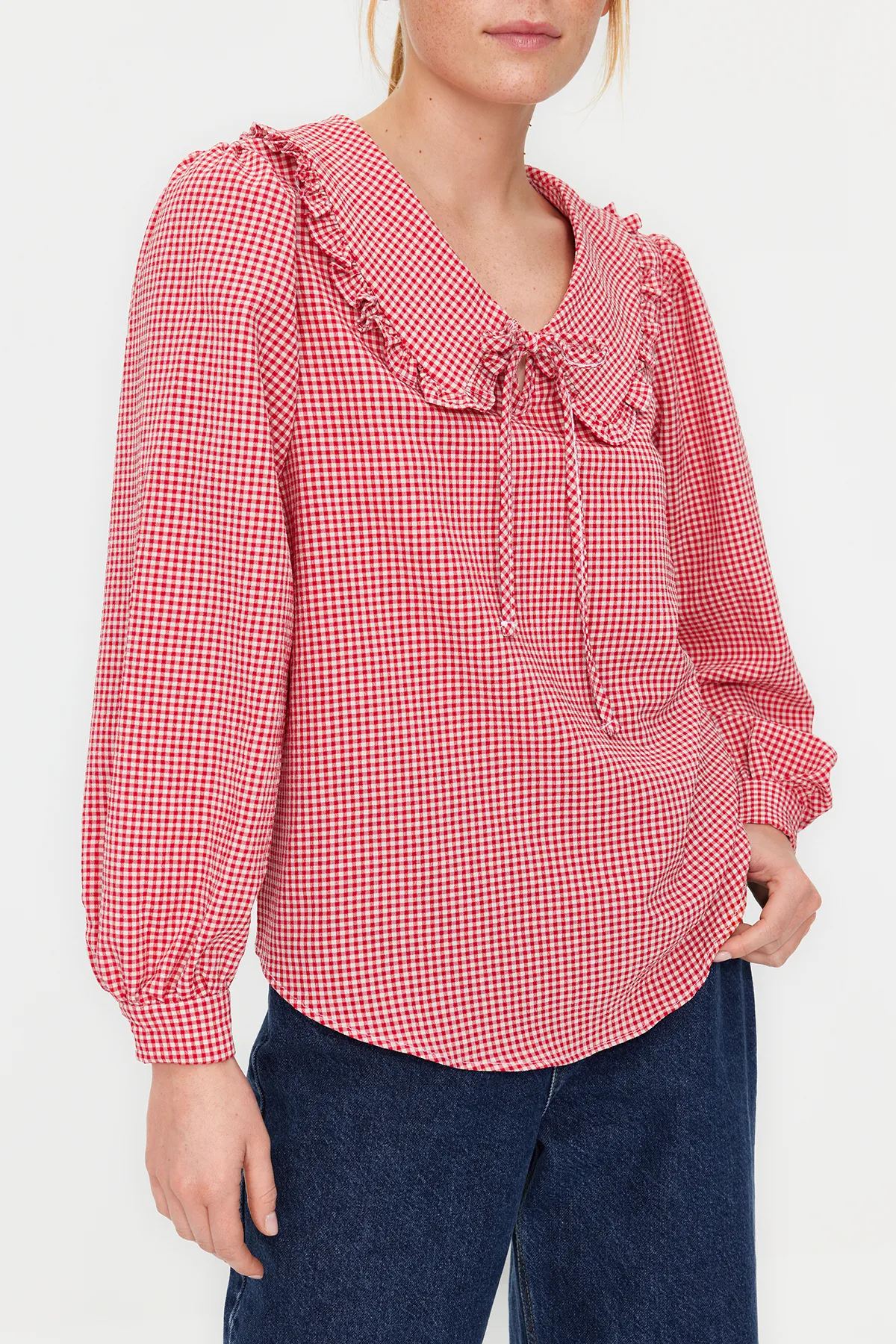 Trendyol Collection  Karierte, gewebte Bluse mit rotem Kragen und detailliertem Kragen TWOAW22BZ0097