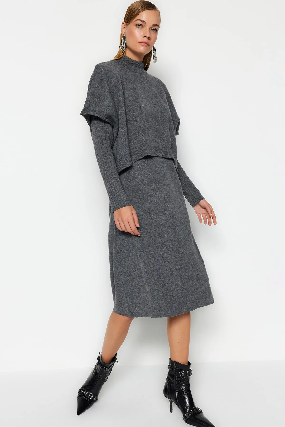 Trendyol Collection  Anthrazitfarbener, weit geschnittener Midi-Strickpullover mit hohem Kragen und Anzug TWOAW24EL00012