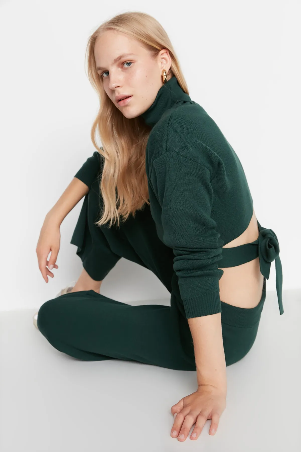 Trendyol Collection  Smaragdgrünes Strickoberteil- und -unterteil-Set mit Krawatte und Hose TWOAW21AU0093