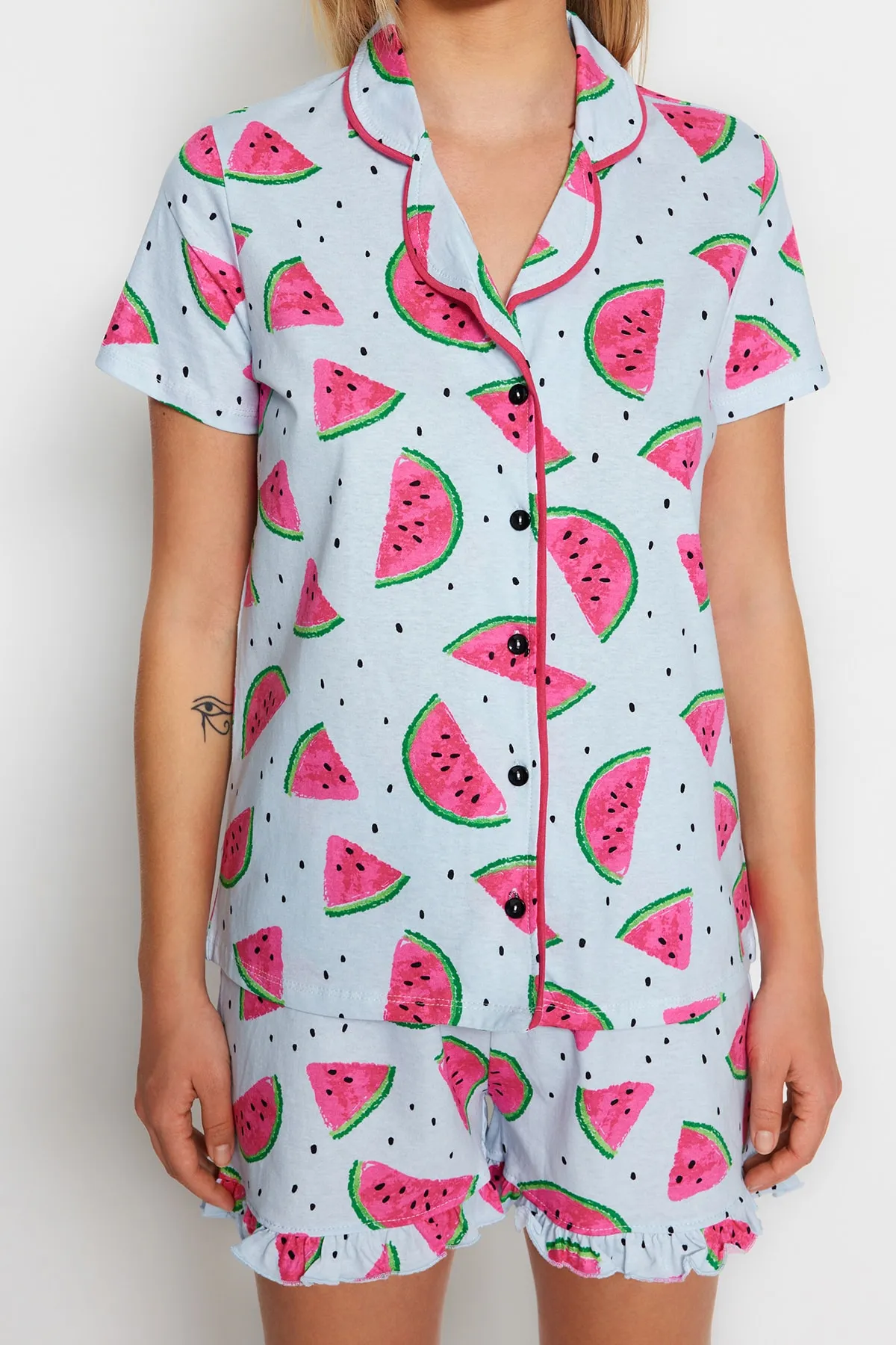 Trendyol Collection  Hellblaues Pyjama-Set aus 100 % Baumwolle mit Wassermelonenmuster und Rüschen, Hemd und Shorts, Strick, THMSS21PT0670