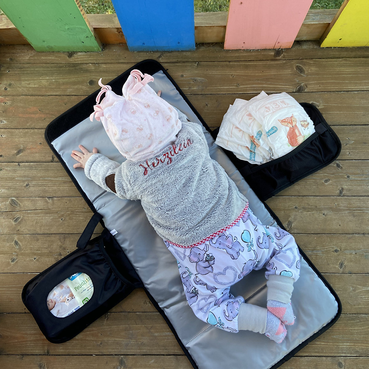 Große Wickelunterlage mit Schmetterlingsmuster ideal für unterwegs mit Babys inkl. 2x Kinderwagenhaken