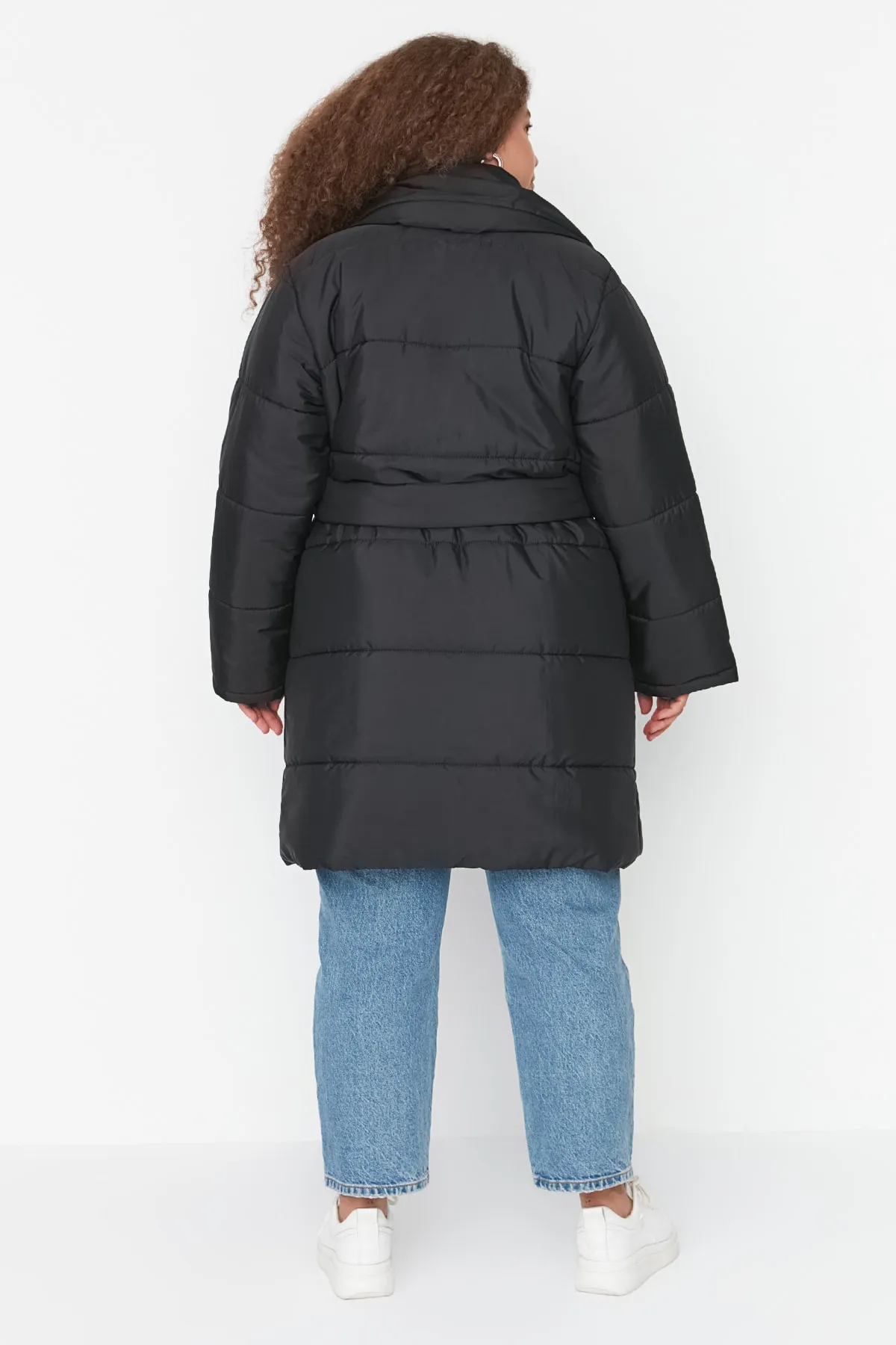 Trendyol Curve  Schwarze, übergroße Pufferjacke mit Schalkragen TBBAW23AW00000