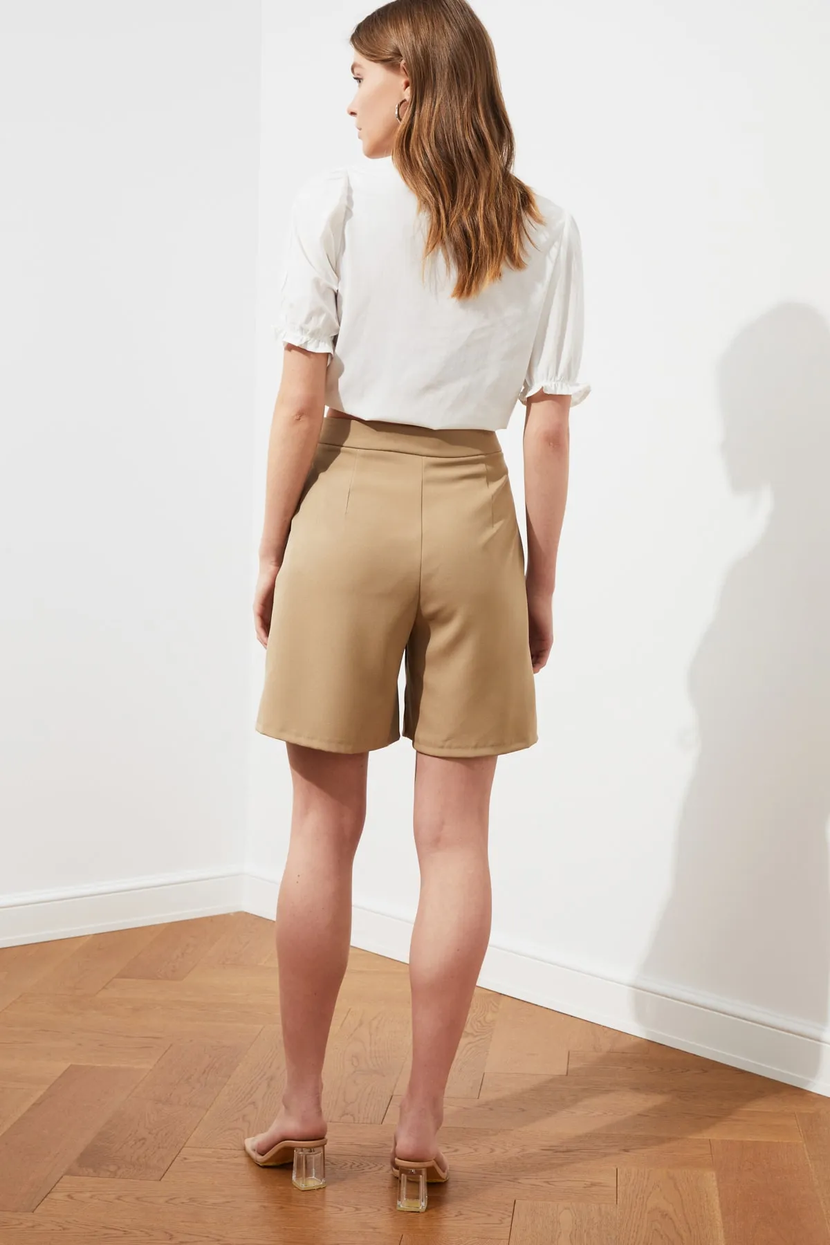 Trendyol Collection  Dunkelbeige gewebte Shorts mit normaler Passform und Taschen TWOSS19WX0108
