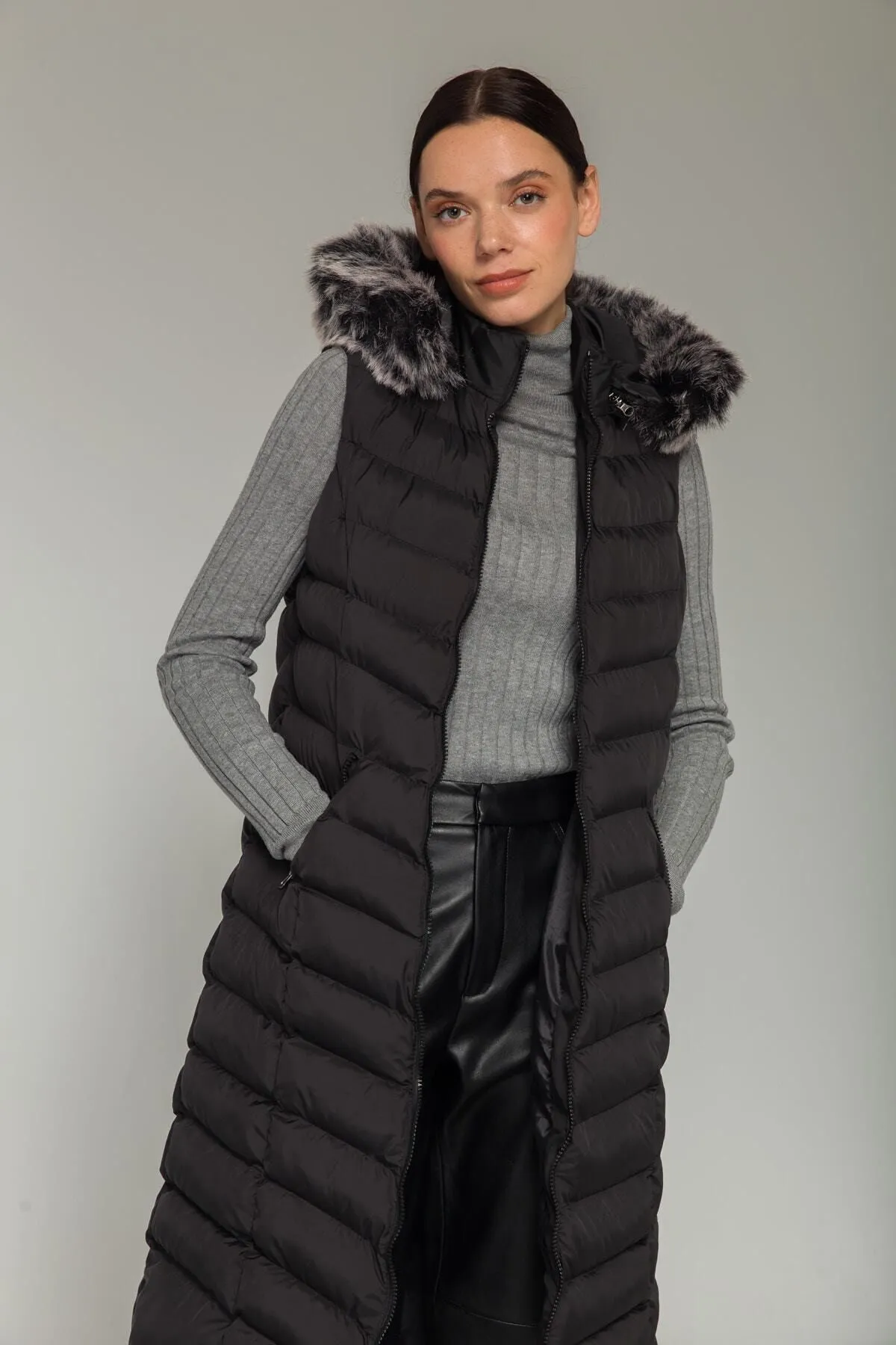 Olcay  Schwarze Pufferweste mit Fellkapuze für Damen