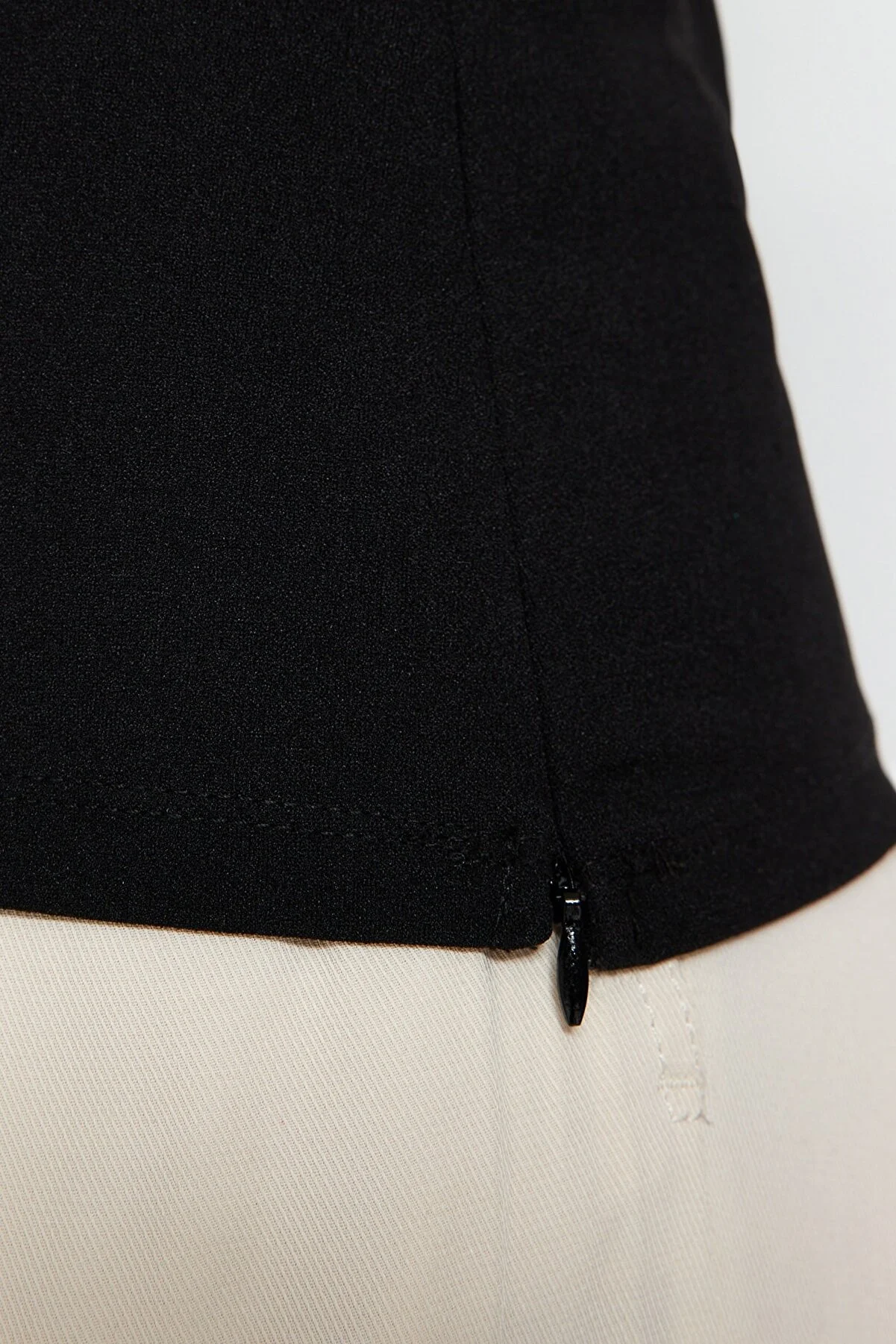 Trendyol Collection  Schwarze Krepp-Strickbluse mit trägerlosem Kragen und seitlichem Reißverschluss TWOSS23BZ00928
