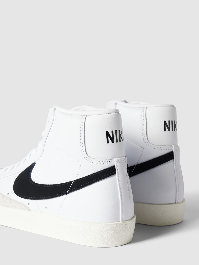 Sneaker mit Label-Details in offwhite