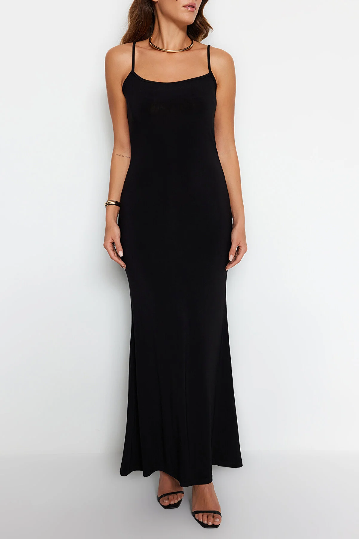 Trendyol Collection  Schwarzes tailliertes/tailliertes Maxi-Bleistiftkleid aus flexiblem Strick mit Trägern TWOSS23EL02435