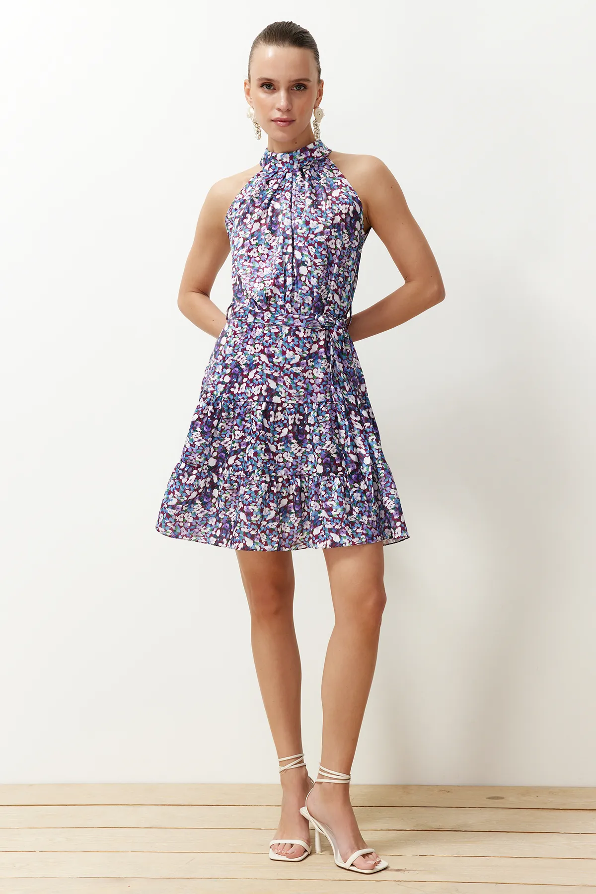 Trendyol Collection  Lilafarbenes Minikleid aus gewebtem Satin mit Blumenmuster TWOSS20EL2490