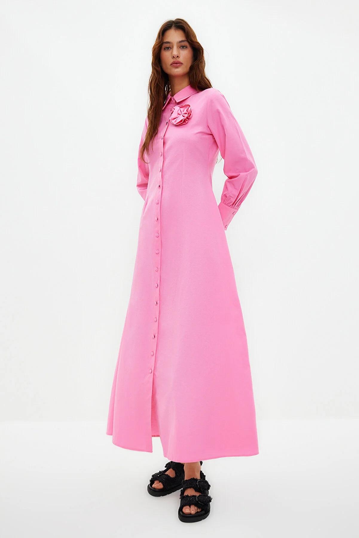 Trendyol Modest  Rosafarbenes, florales, gewebtes Hemdkleid TCTSS24EB00029